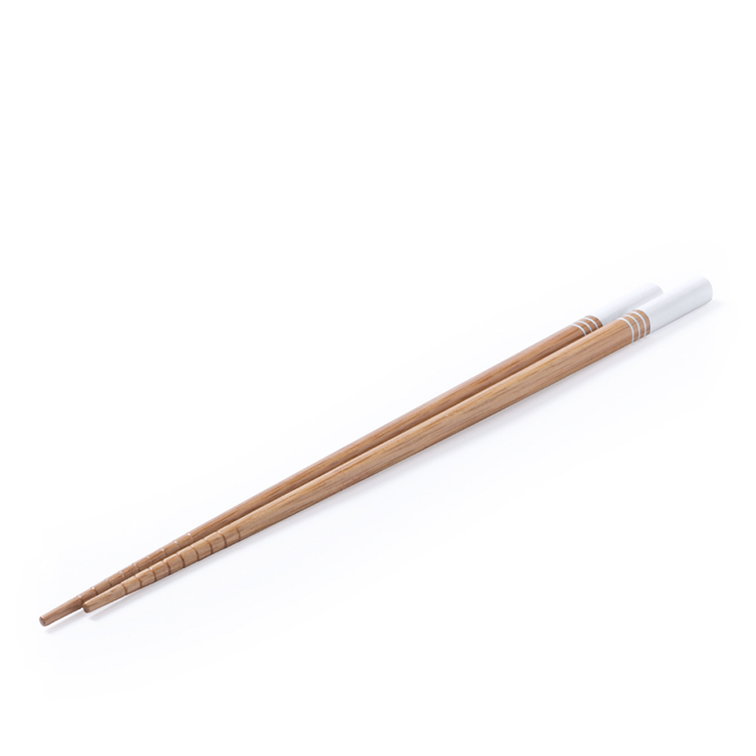 Un par de palillos de madera con puntas blancas, sobre fondo blanco.
