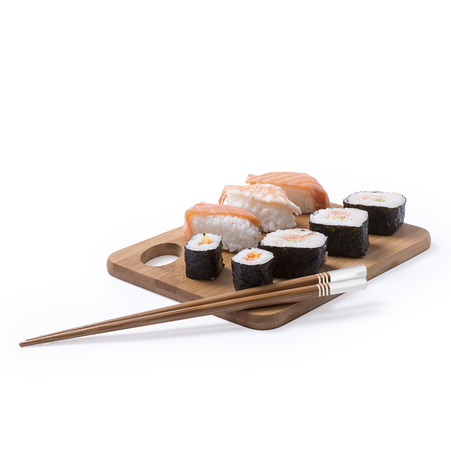Surtido de sushi con salmón y camarones en tabla de madera con palillos.