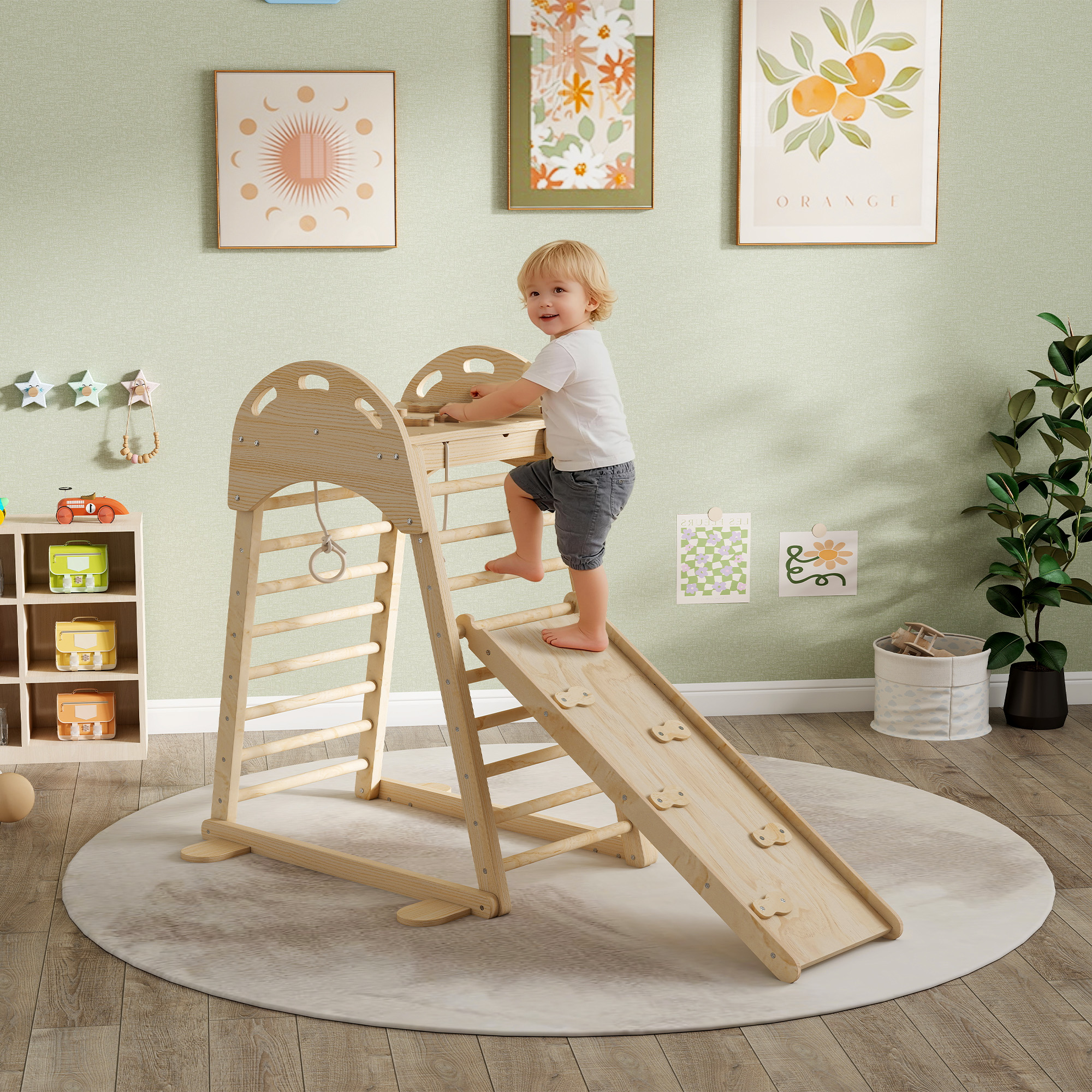 Un niño pequeño trepa una estructura de juego de madera con tobogán en interiores. Decoraciones en la pared.