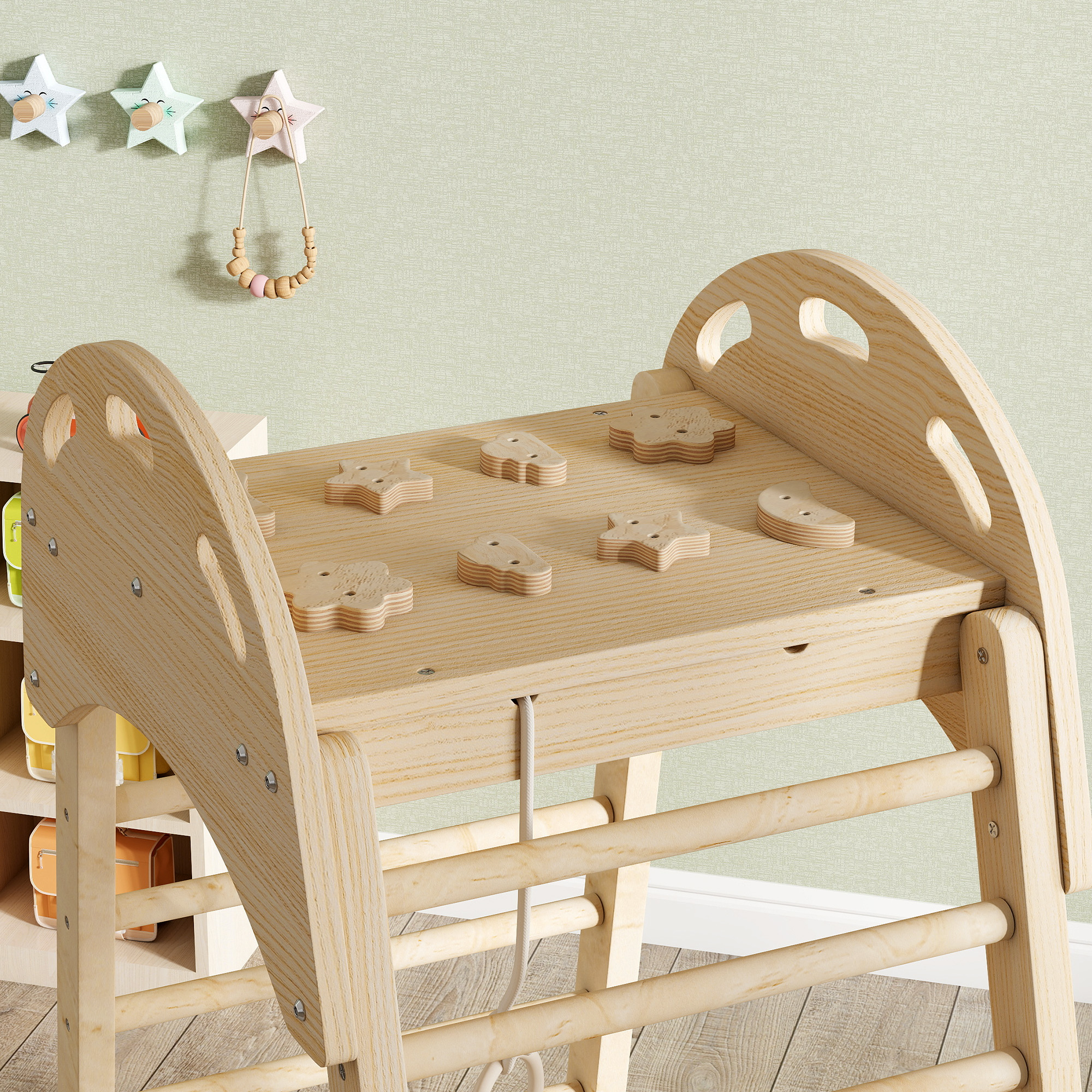 Estructura de juego de madera: triángulo trepador con formas de estrellas y nubes, ganchos de pared con estrellas.