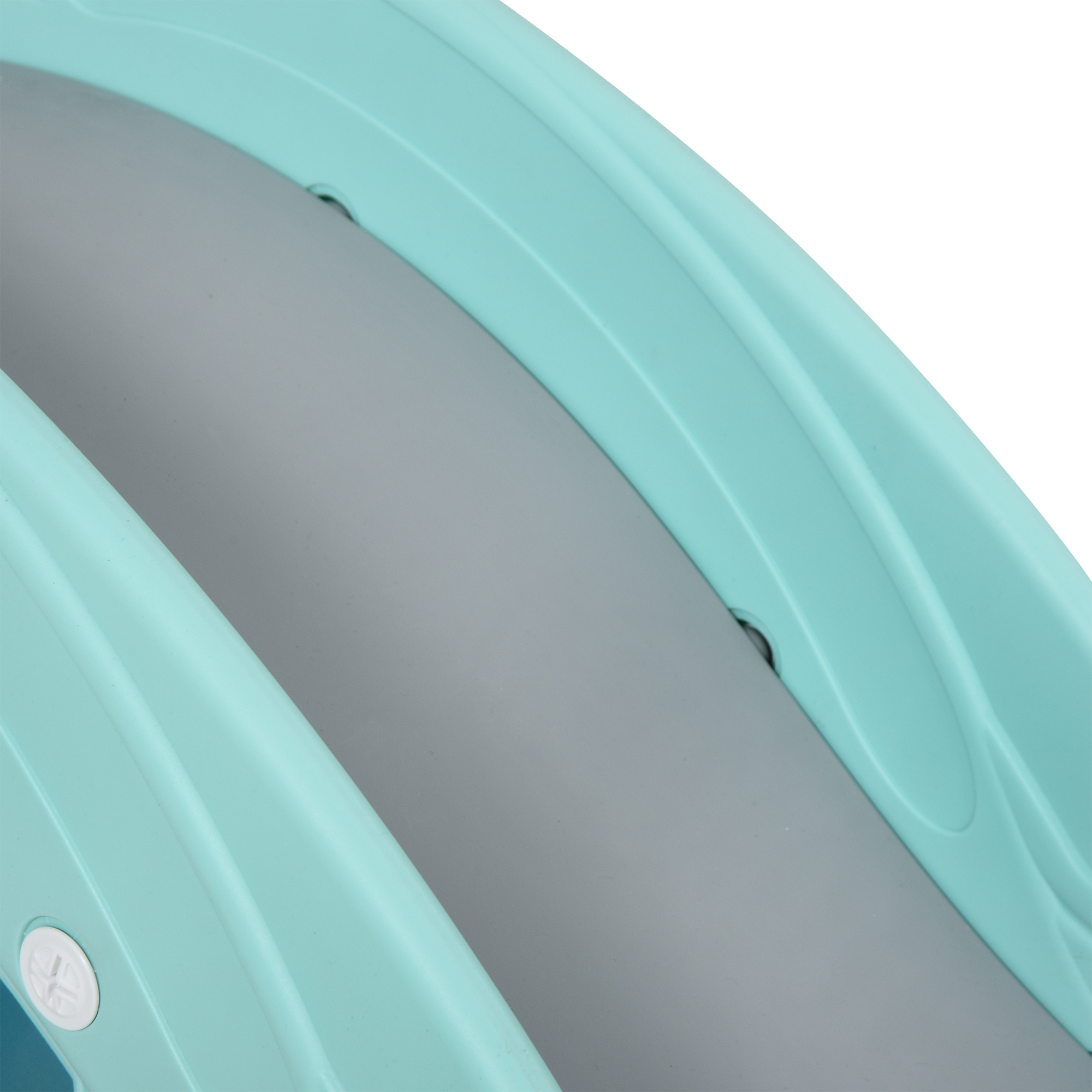 Primer plano de una sección de tobogán de plástico azul claro con superficie gris.