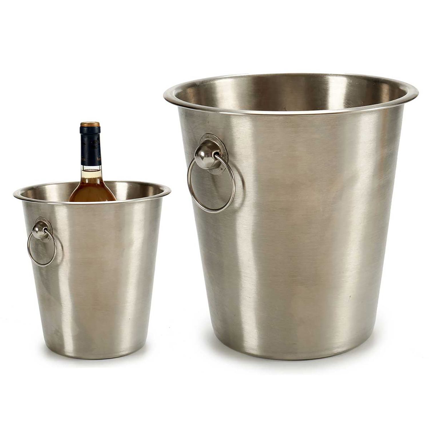 Due secchielli per il ghiaccio argentati, uno con una bottiglia di vino.