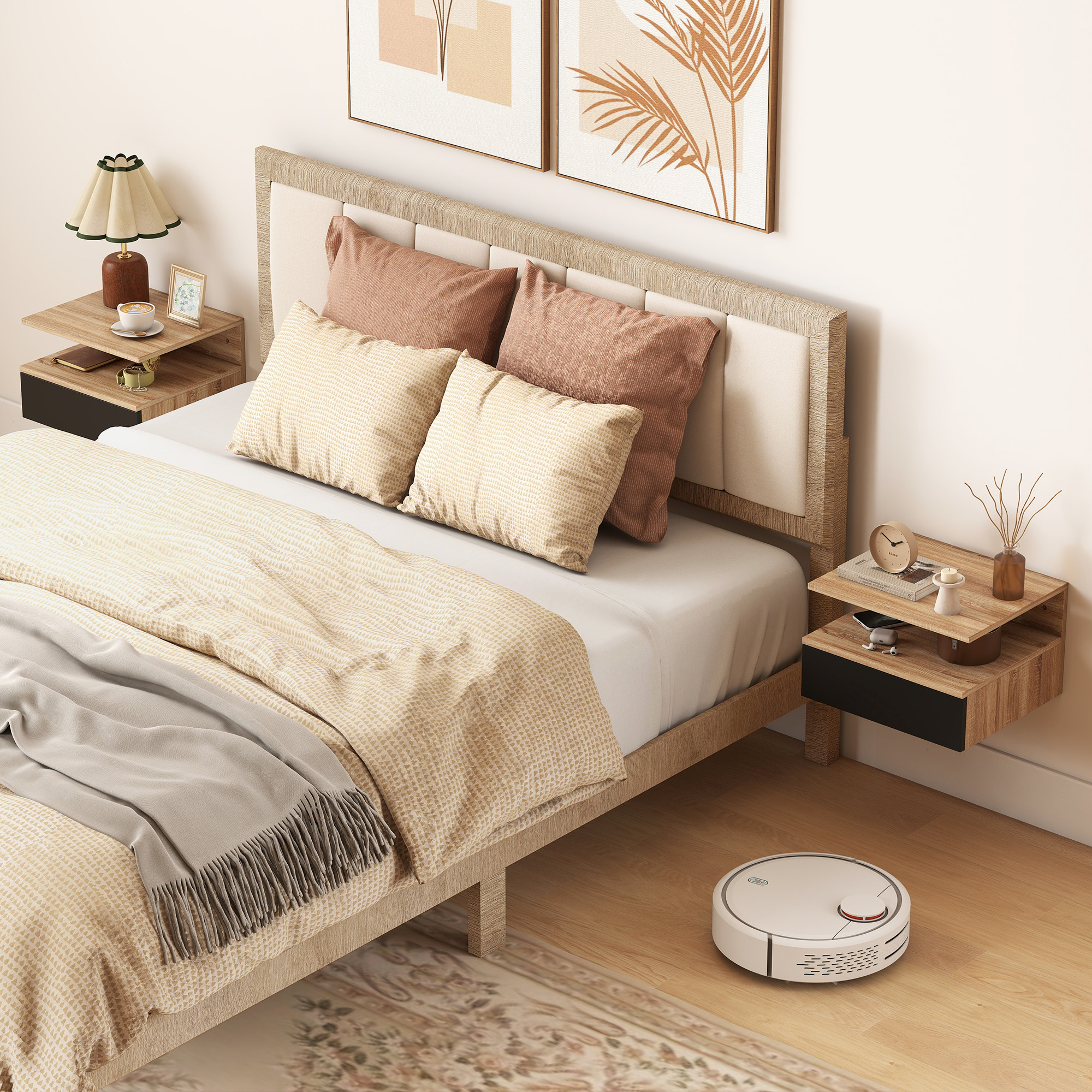 Un robot aspirapolvere bianco pulisce un pavimento in legno accanto a un letto con biancheria da letto beige.