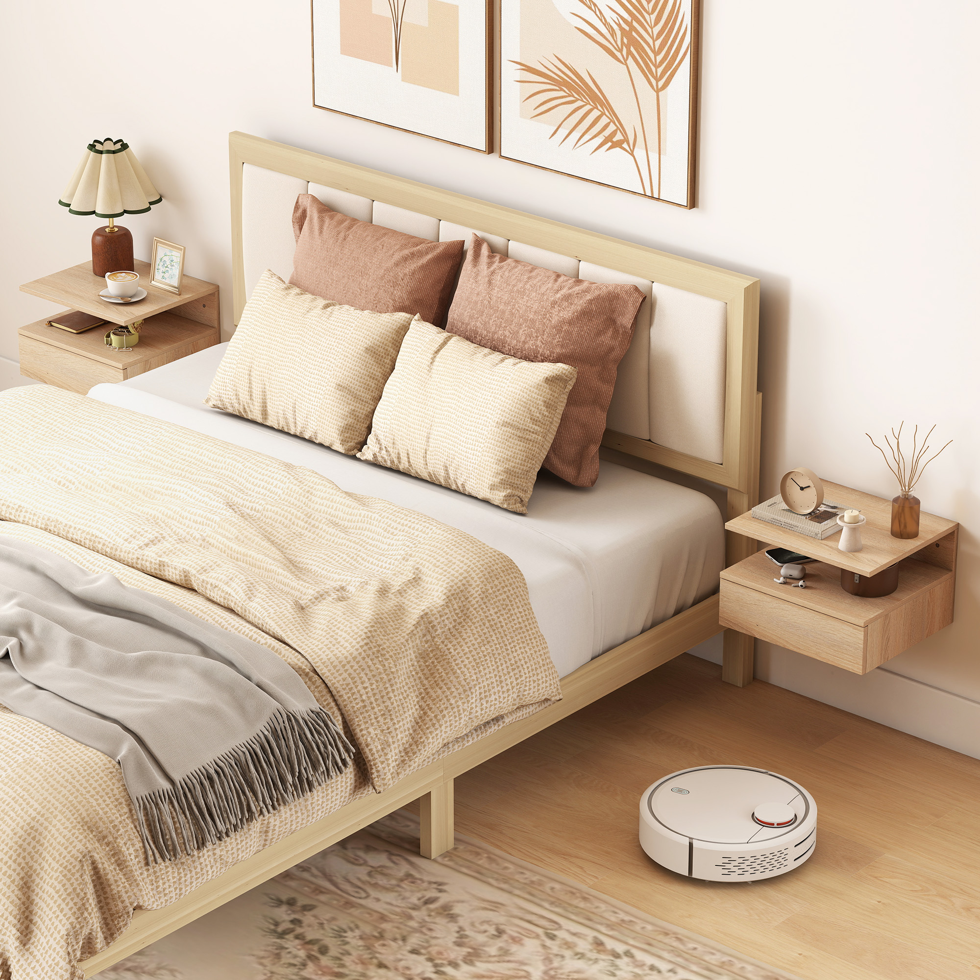 Un robot aspirapolvere bianco pulisce un pavimento in legno accanto a un letto con coperte.