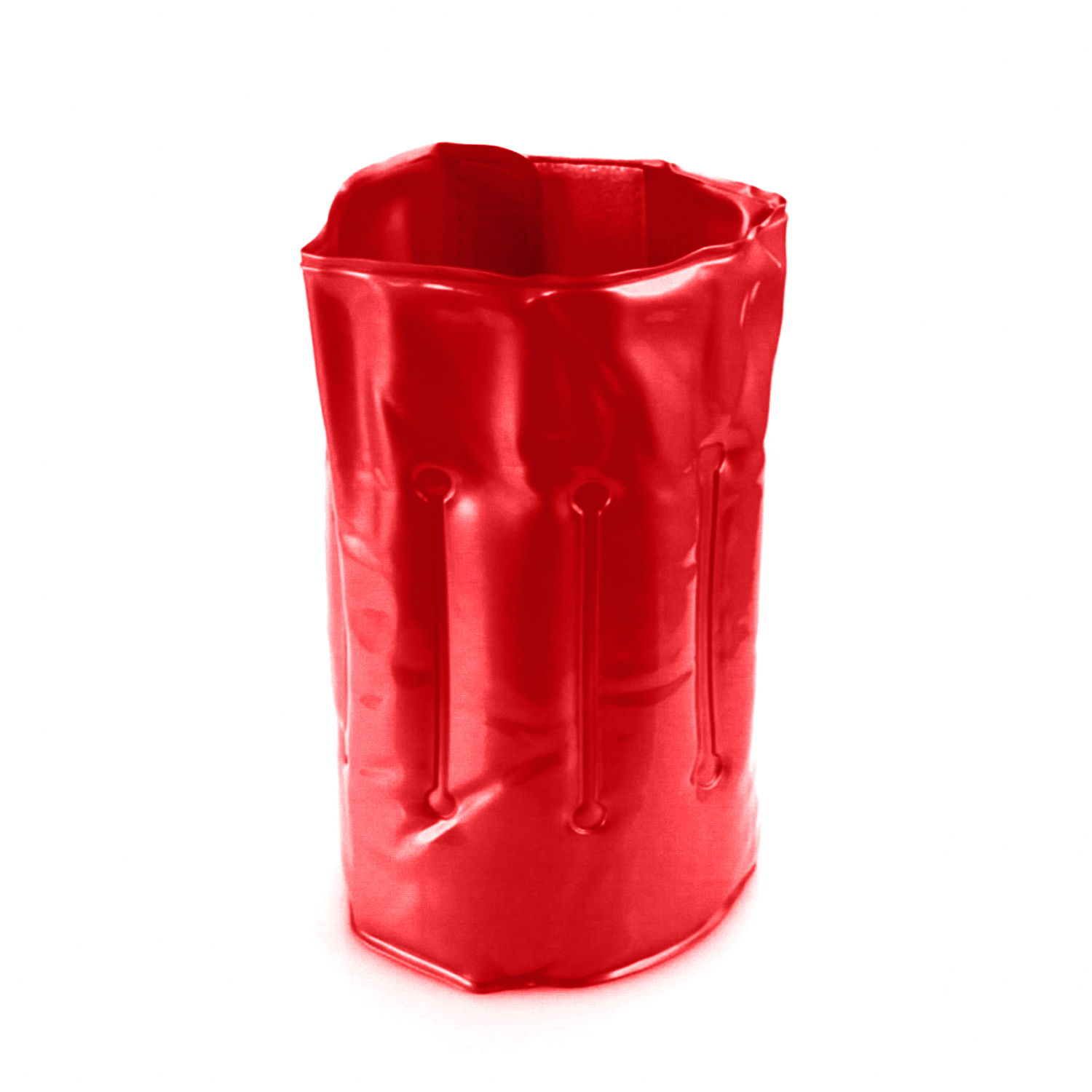 Una tazza rossa lucida con linee verticali e punti incavati.