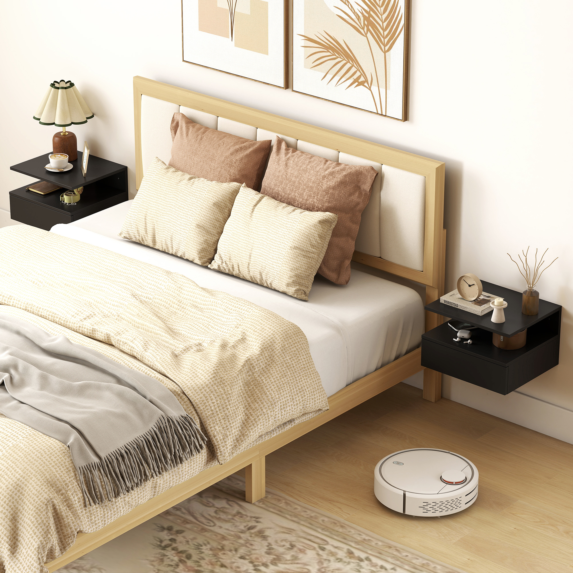 Un robot aspirapolvere bianco pulisce il pavimento in legno accanto a un letto in legno con biancheria.