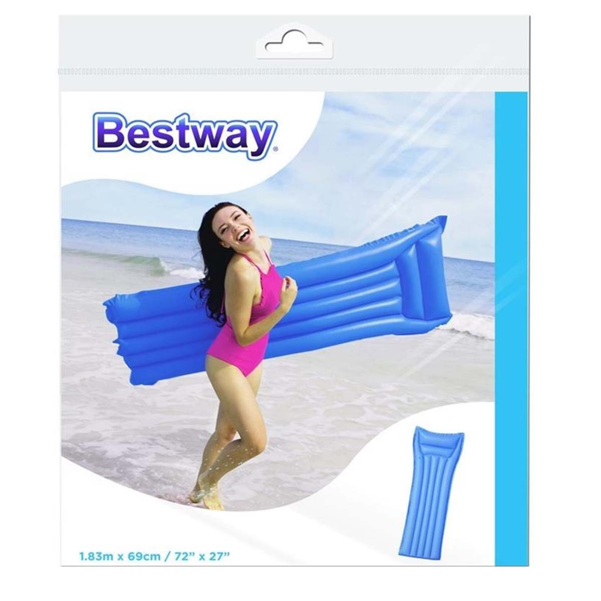 Una donna in costume da bagno rosa porta un materassino gonfiabile blu sulla spiaggia.