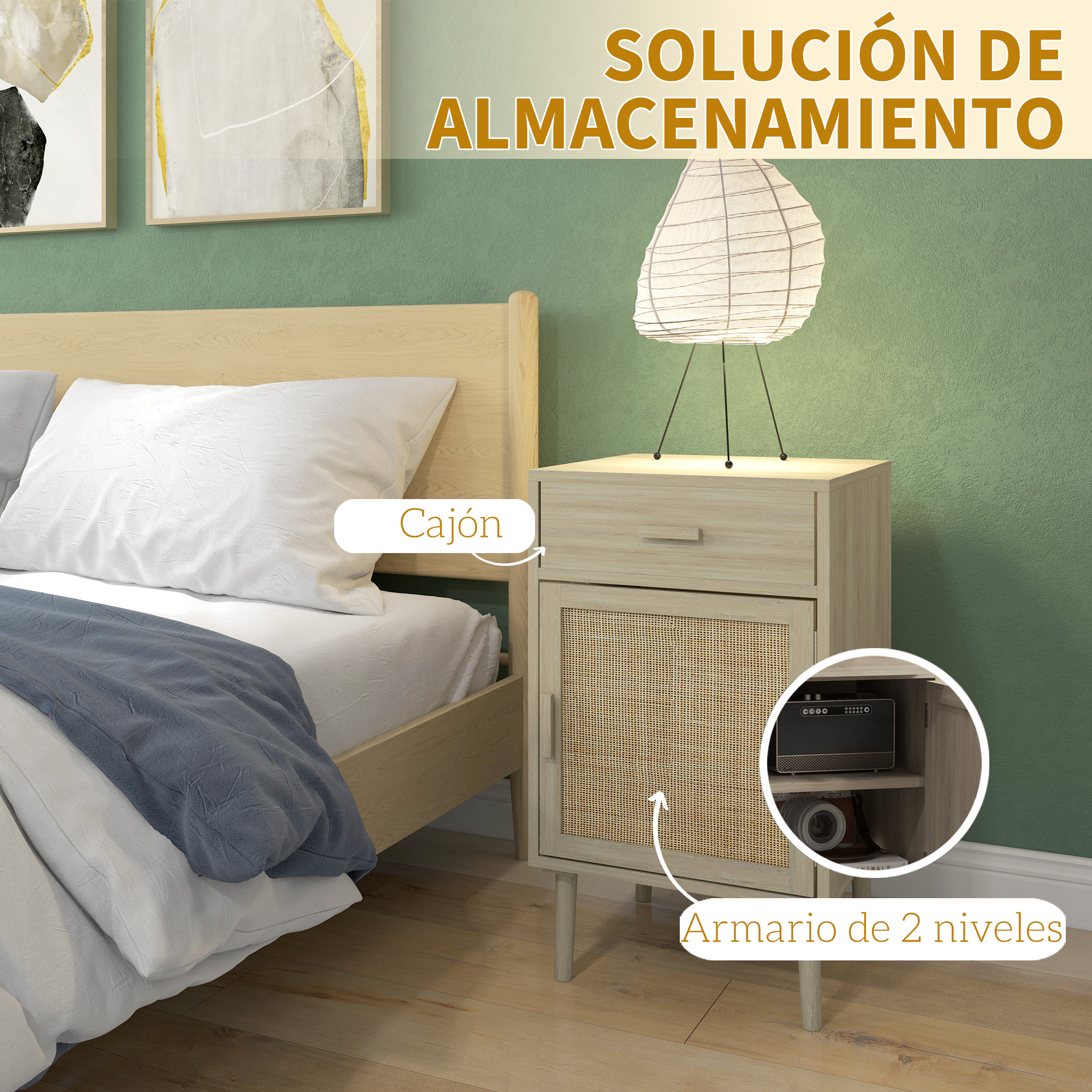 Mesita de noche con cajón y puerta de ratán junto a una cama. Arte decorativo en la pared.