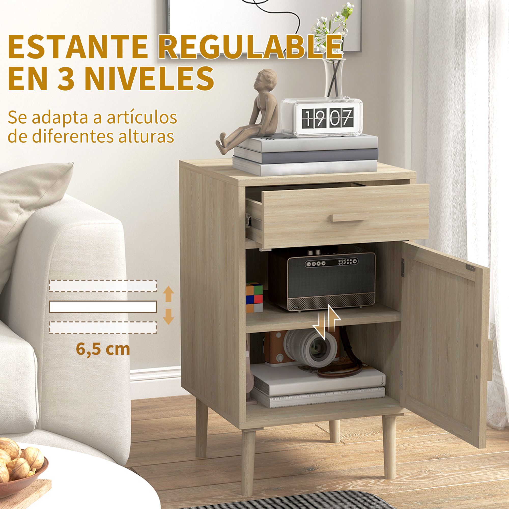 Estantería de madera clara con cajón y puerta abierta. Contiene altavoz, cámara y dados.