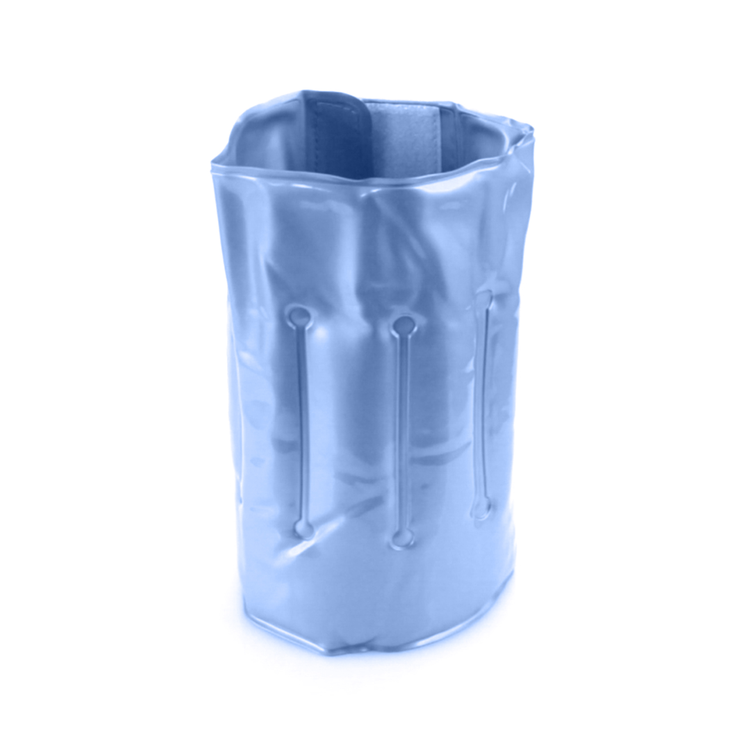Una tazza blu stropicciata con linee e anelli verticali, su sfondo bianco.