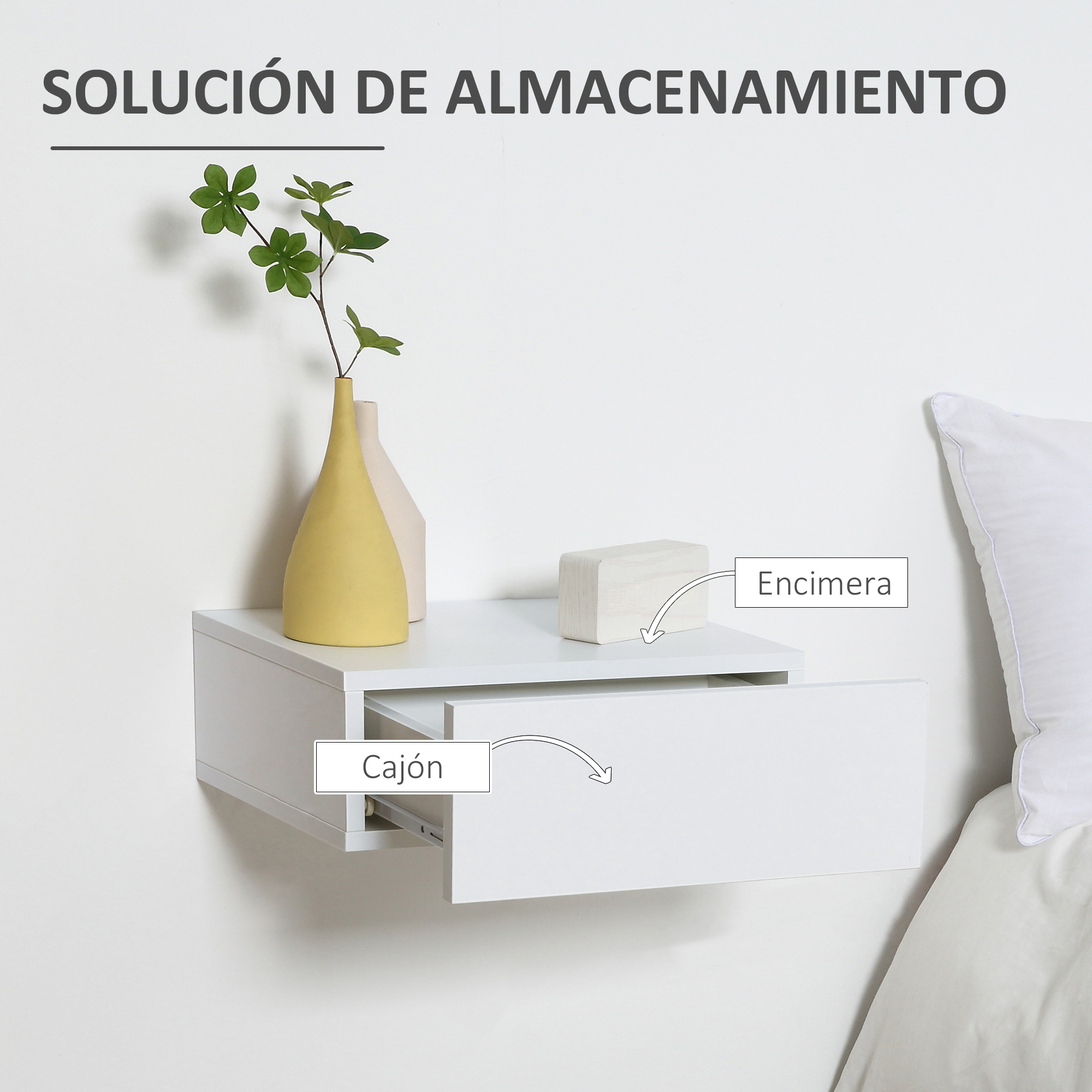 Un estante flotante blanco con cajón, jarrón y decoración, junto a una cama.