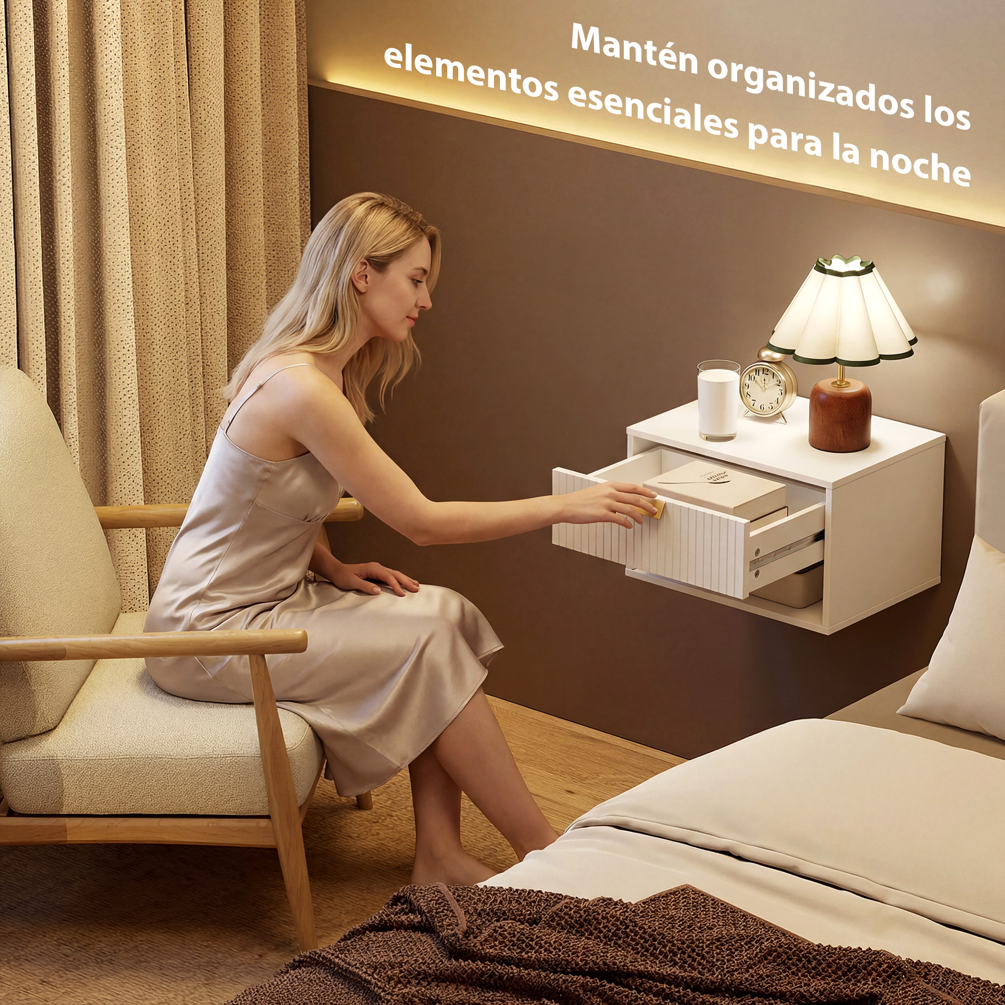 Mujer abre cajón de mesita de noche con lámpara, reloj, vaso y libro.