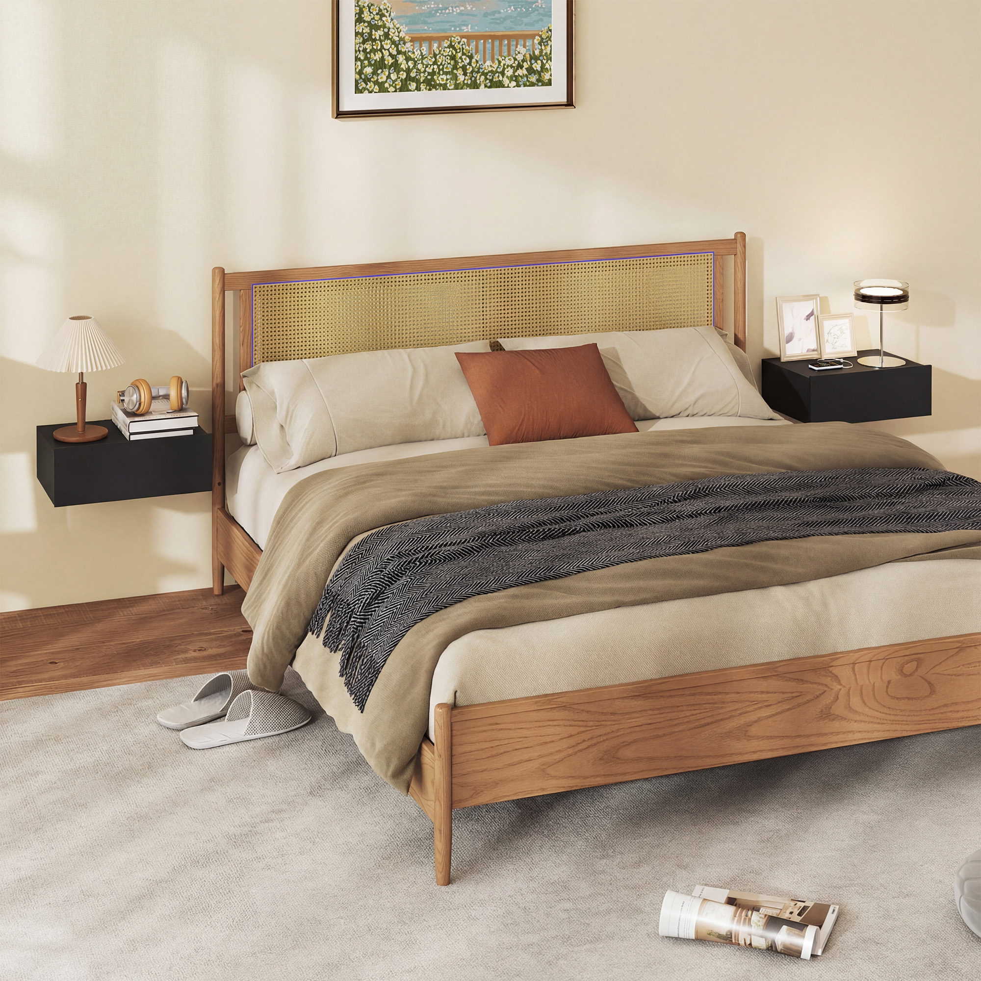 Letto in legno con testiera in rattan, cuscini, coperte e comodini.