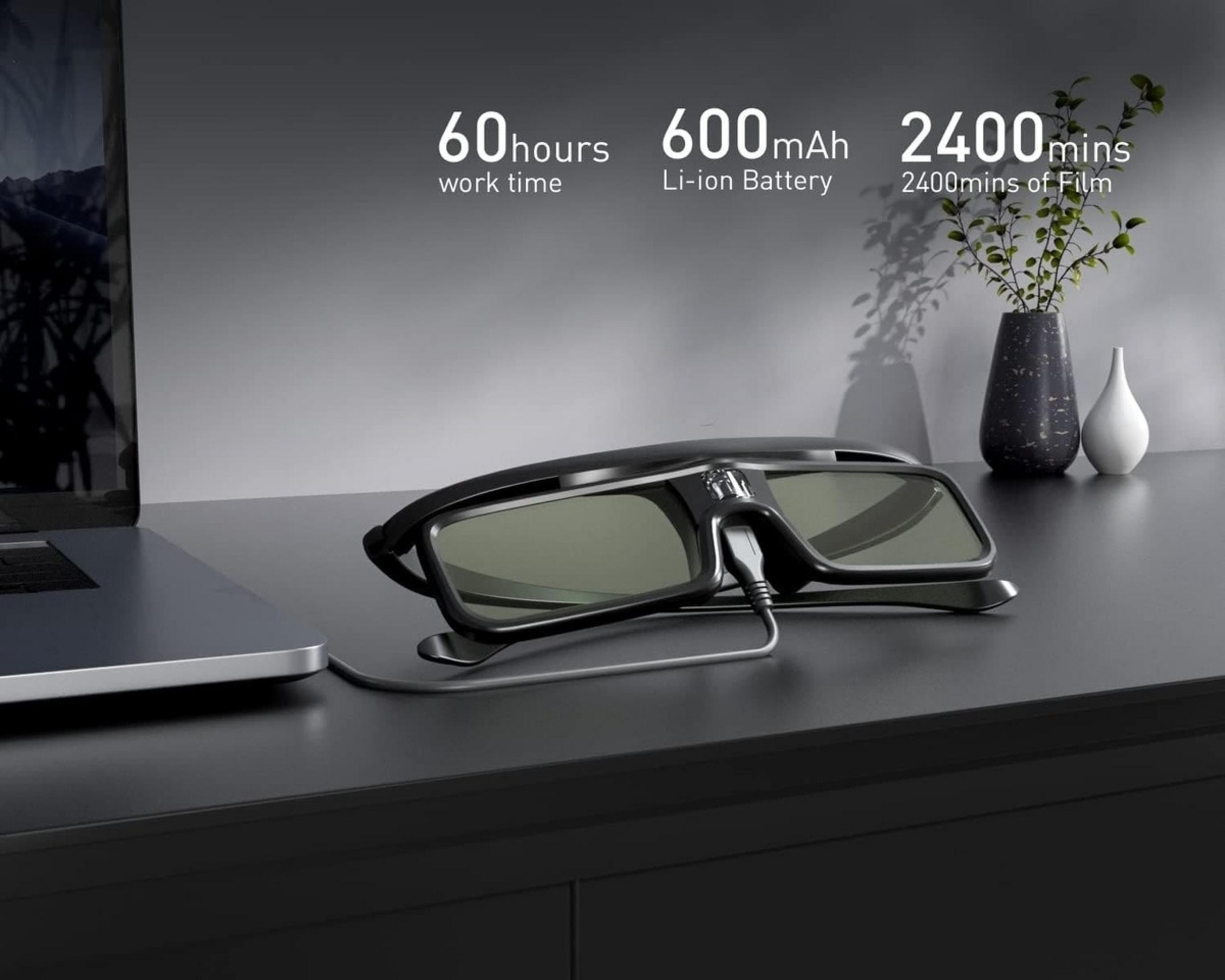 Gafas 3D negras cargando junto a un portátil. Se ven las especificaciones.