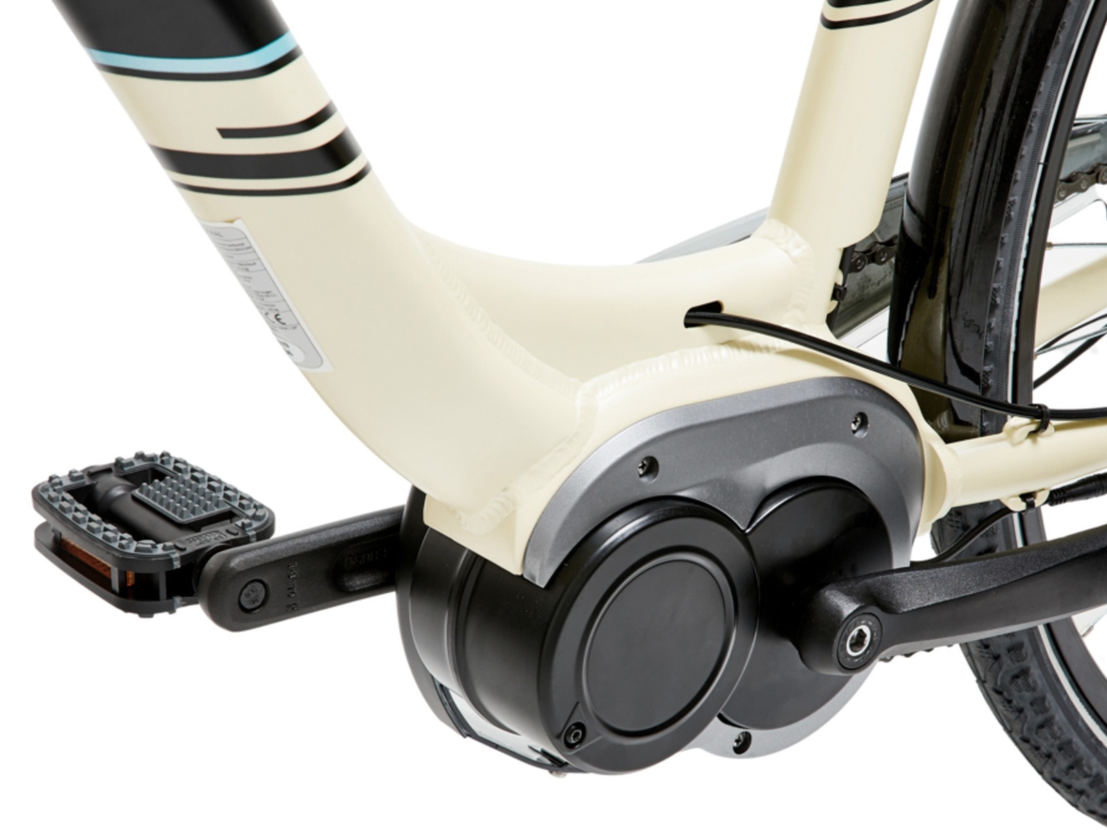 Close-up van een crèmekleurig fietsframe met zwarte strepen, pedaal en motor.
