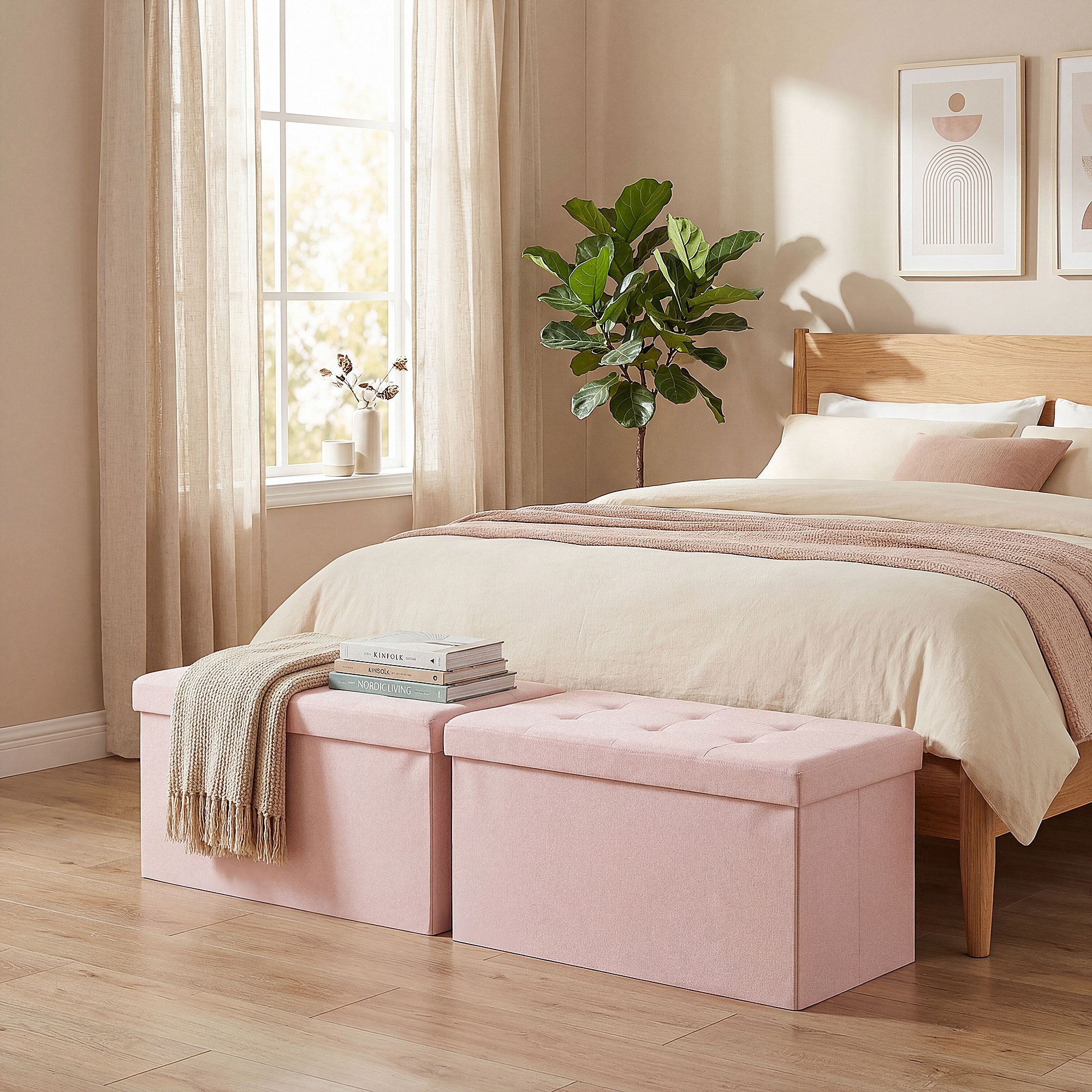 Dos bancos de almacenamiento rosas se sientan frente a una cama con ropa de cama beige.