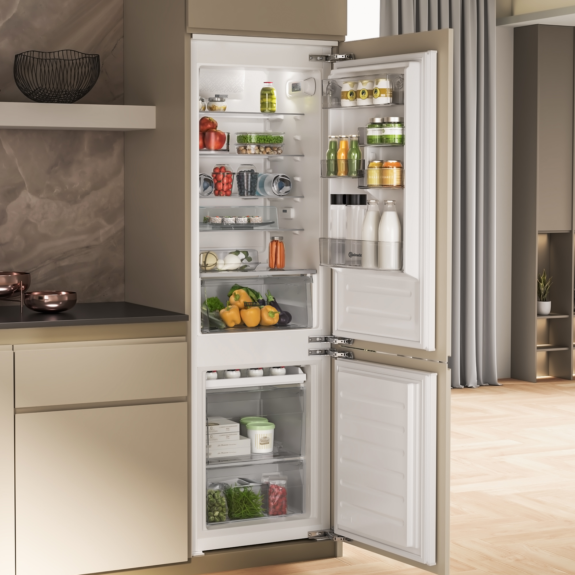 Ein offener Kühlschrank mit Lebensmitteln und eine Küchenzeile.