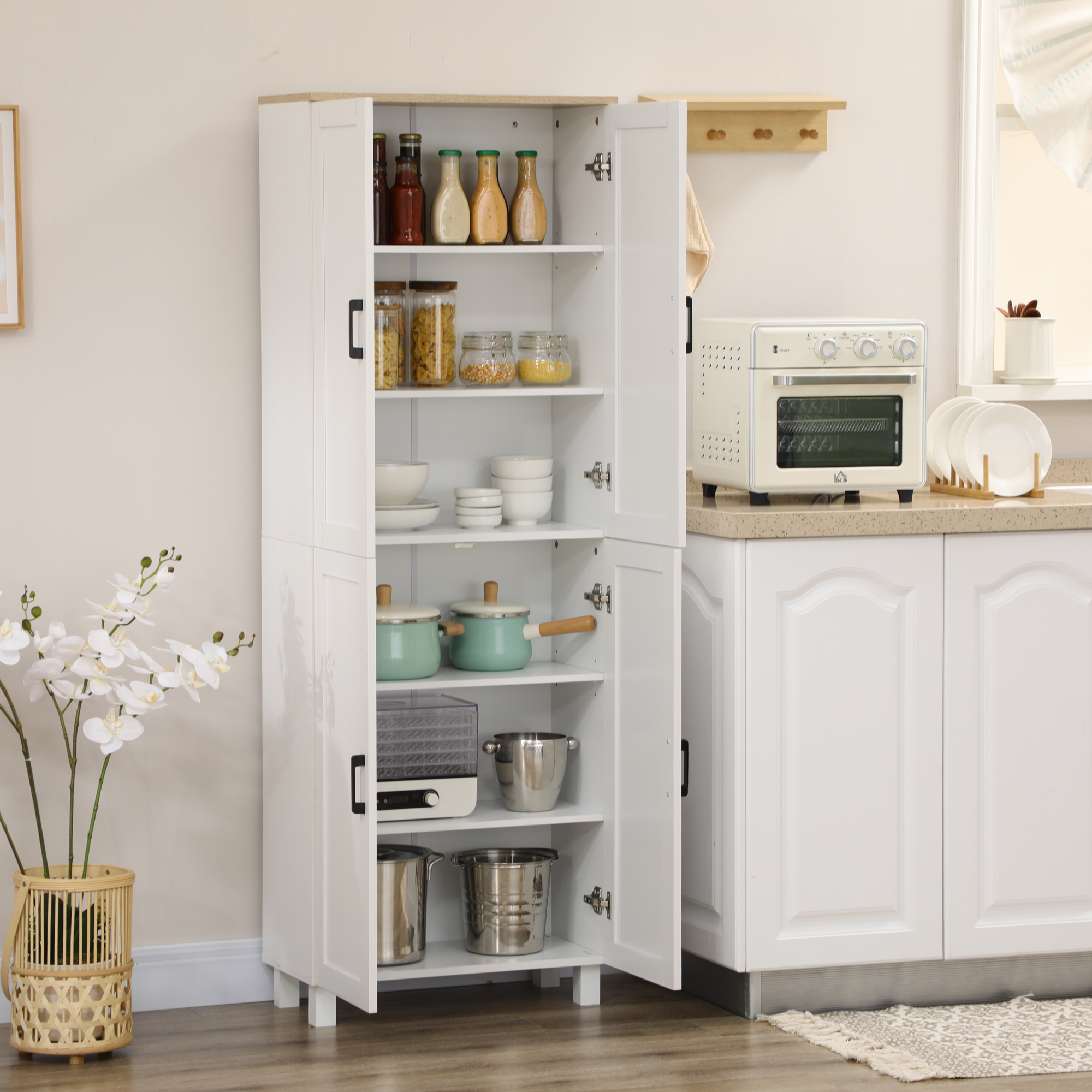 Un armario de cocina blanco con puertas abiertas, lleno de alimentos y utensilios.