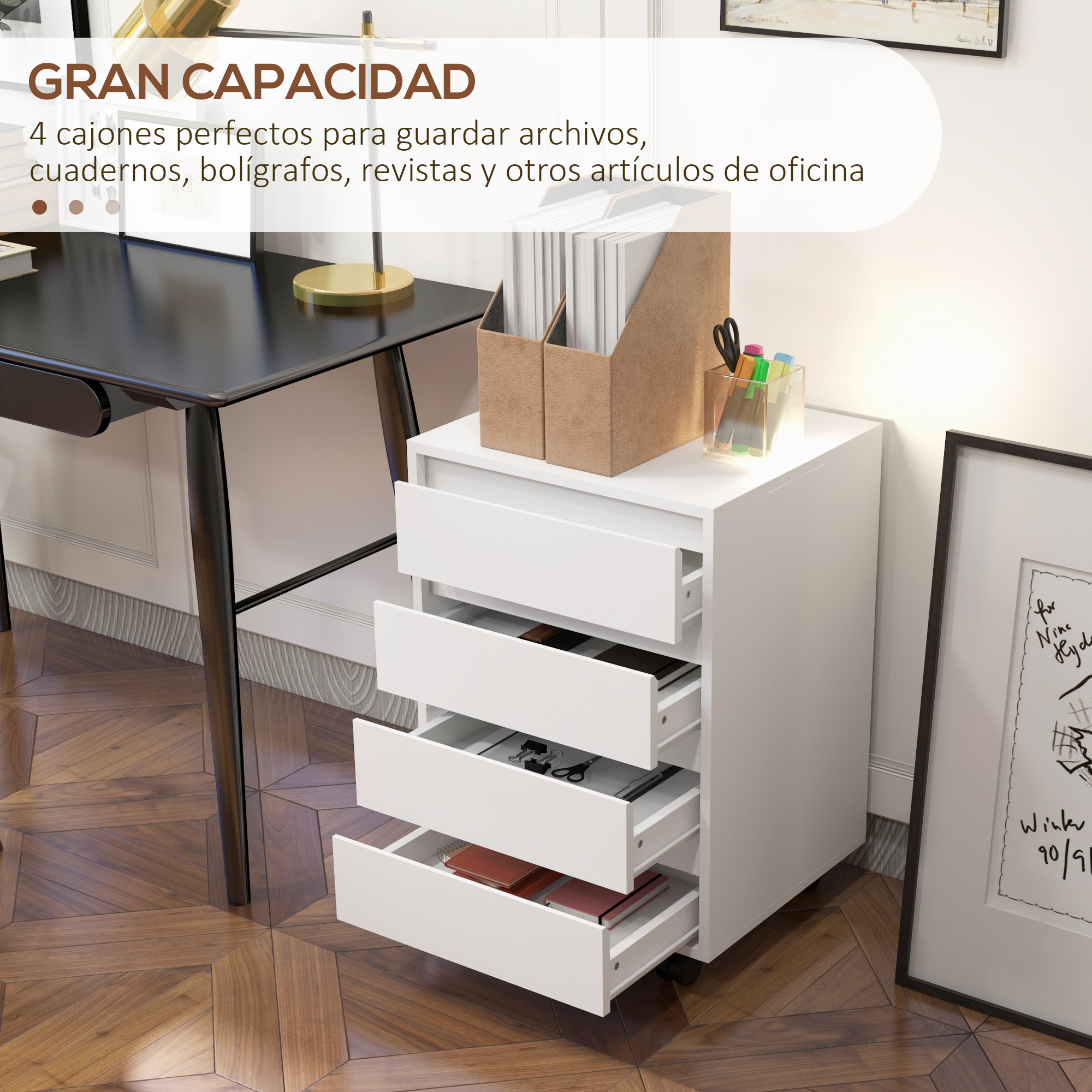 Un archivador blanco de cuatro cajones junto a un escritorio negro.