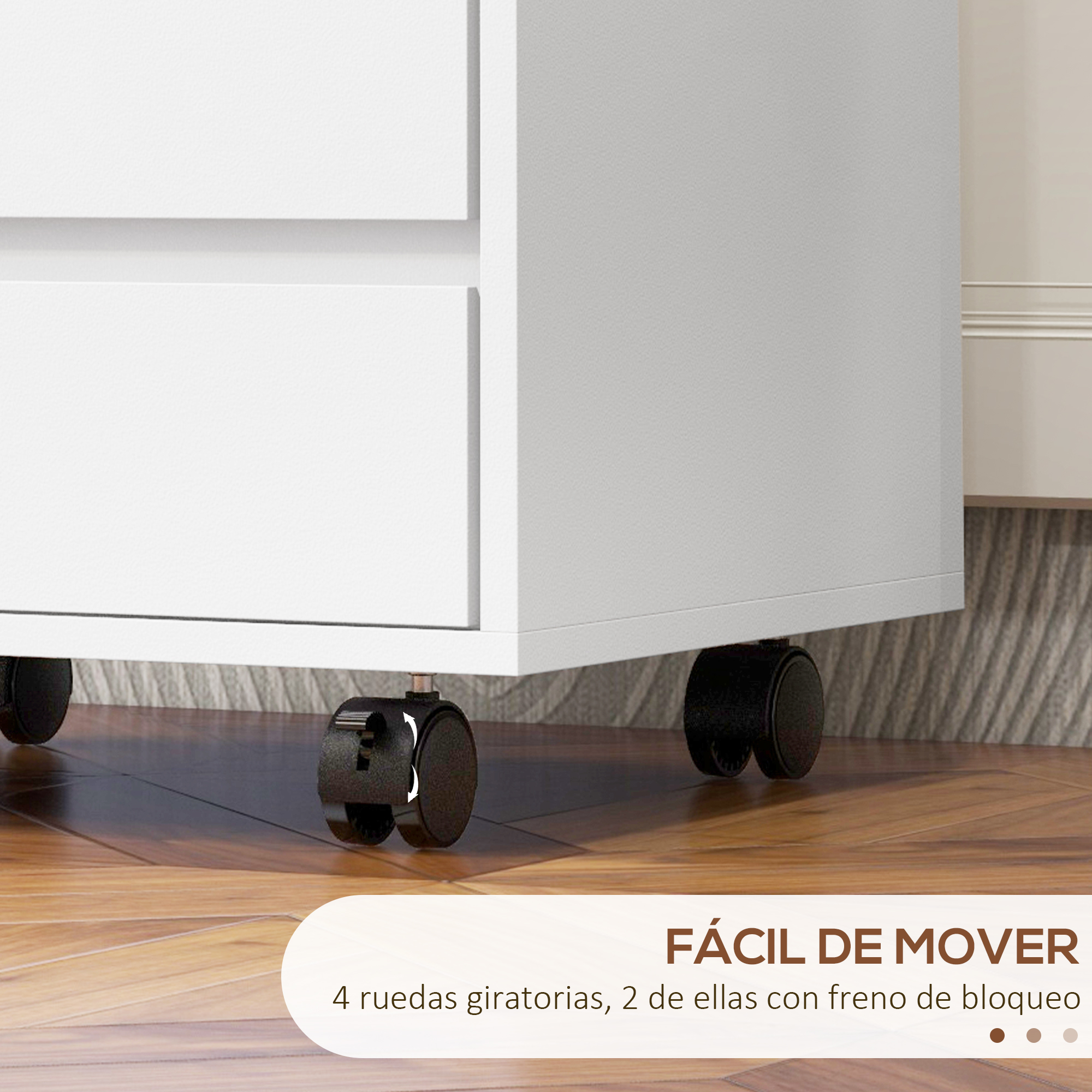 Cómoda blanca con ruedas, cuatro en total, dos con freno, sobre suelo madera.