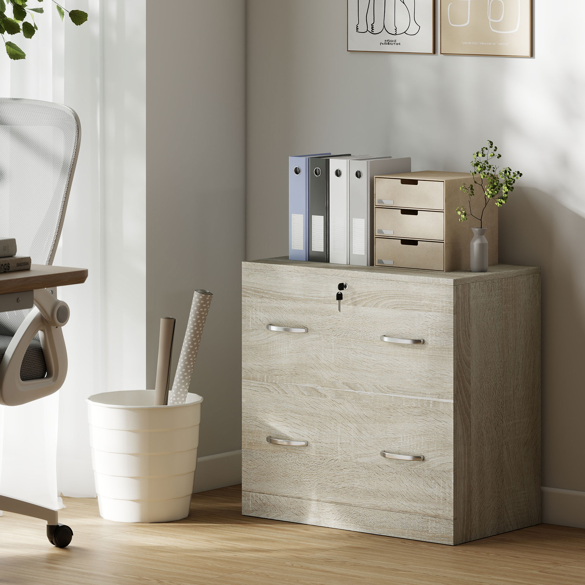 Oficina con archivador, papelera, silla de oficina y arte en la pared.