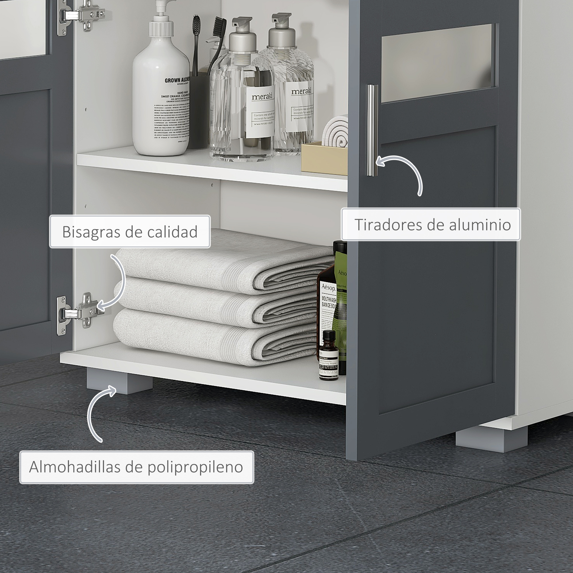 Un mueble de baño con jabón de manos, cepillos de dientes, toallas y artículos de tocador.