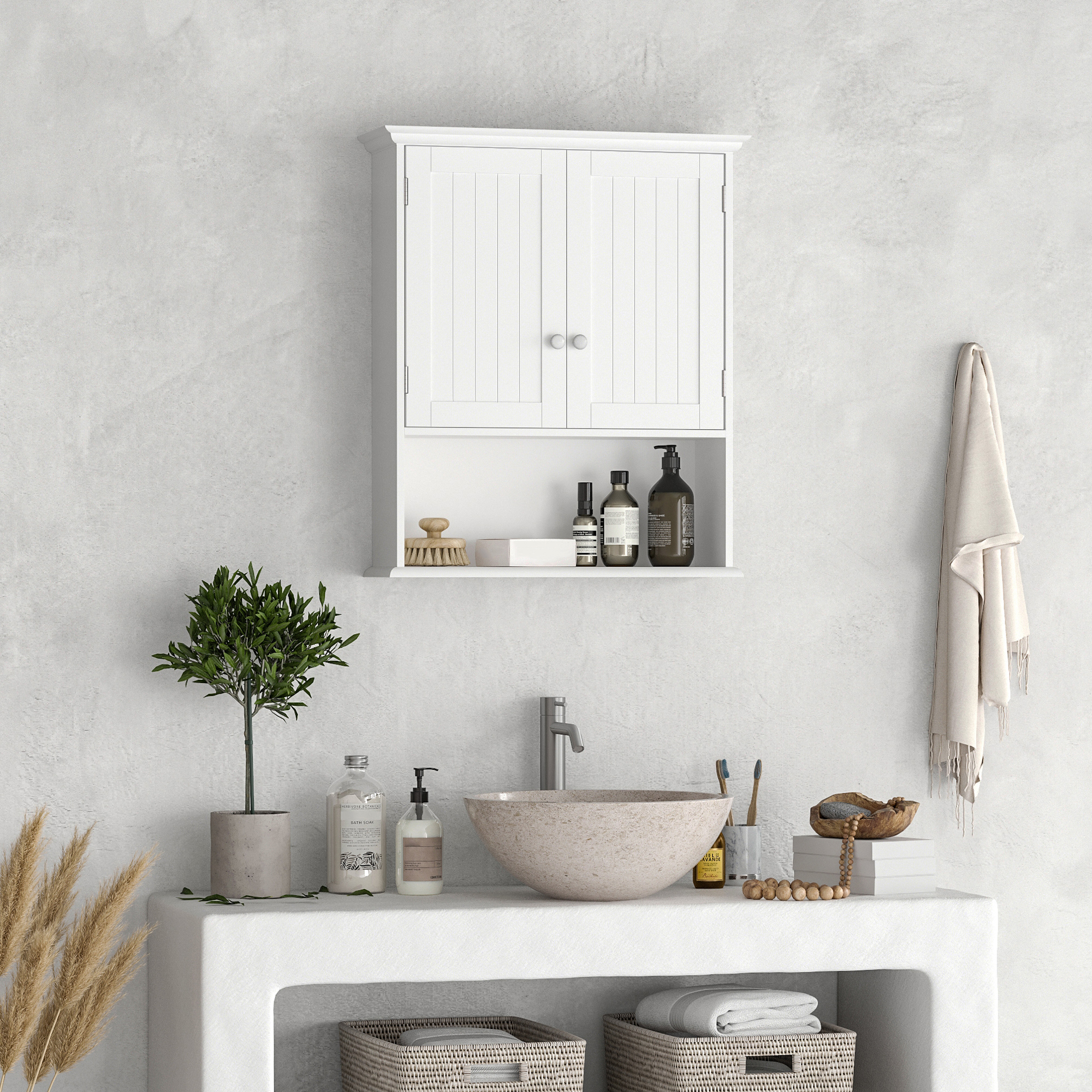Un armario de baño blanco sobre un lavabo con accesorios.