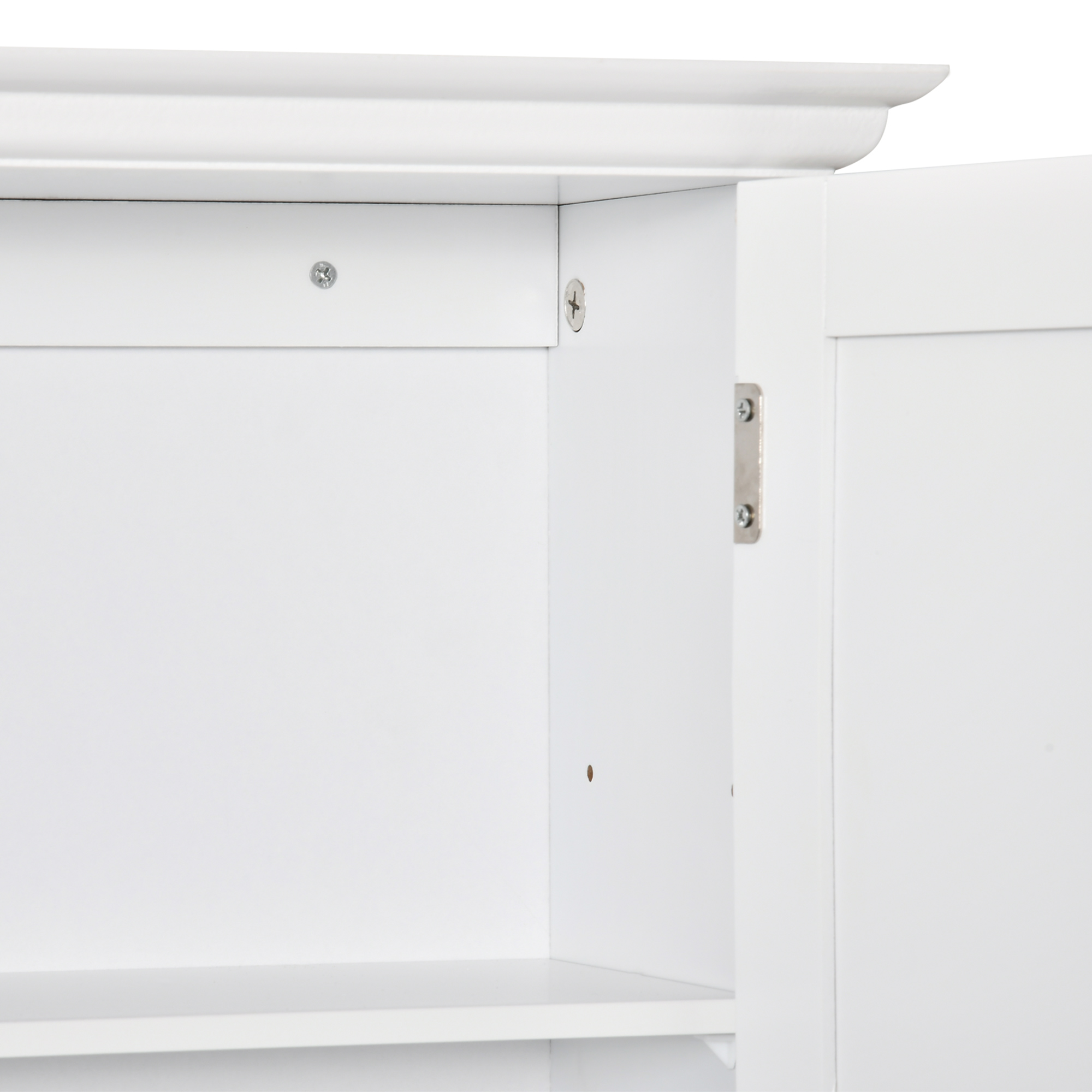Un armario blanco con puertas abiertas, tornillos visibles y estantes.