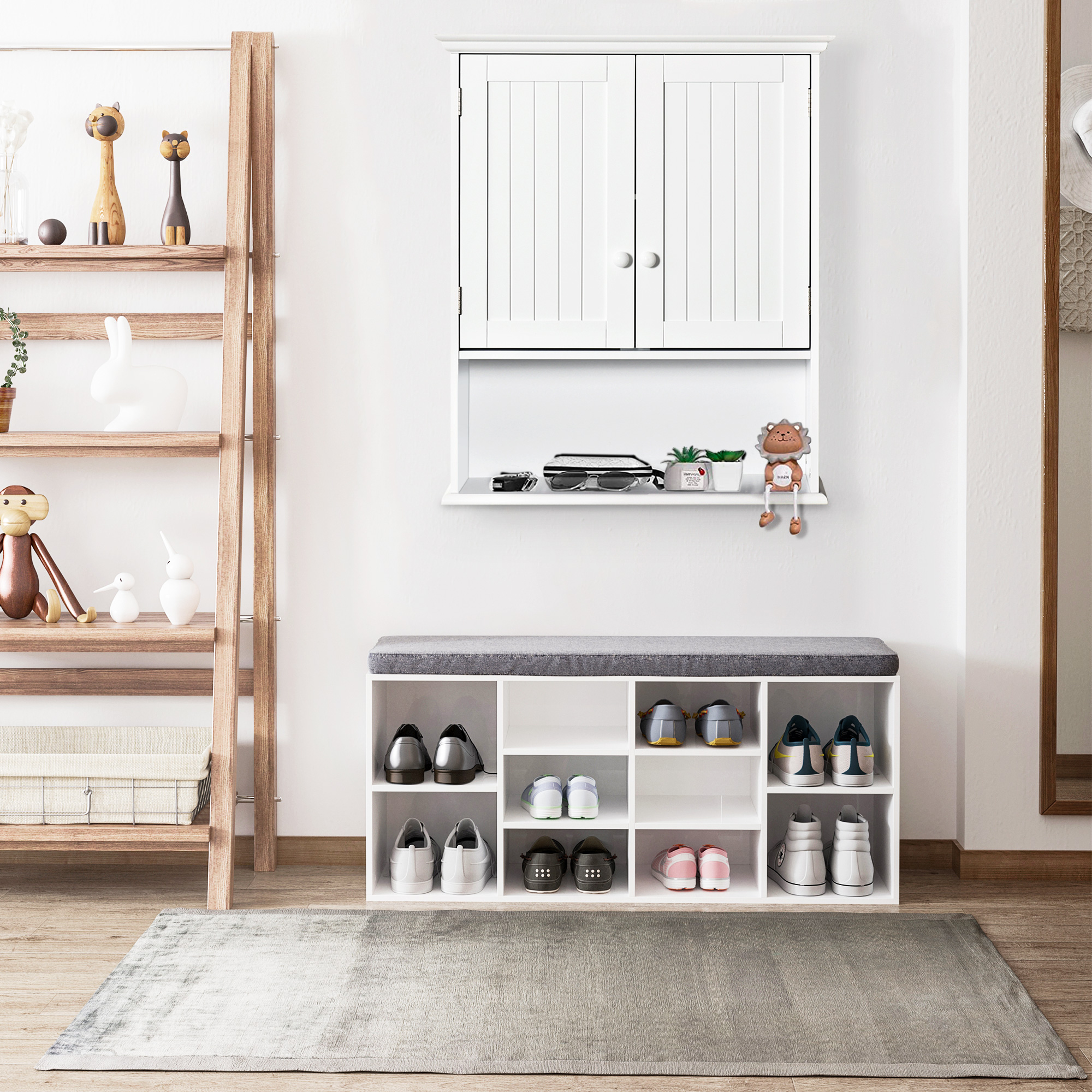 Un zapatero blanco con banco, junto a él una estantería de madera con decor.