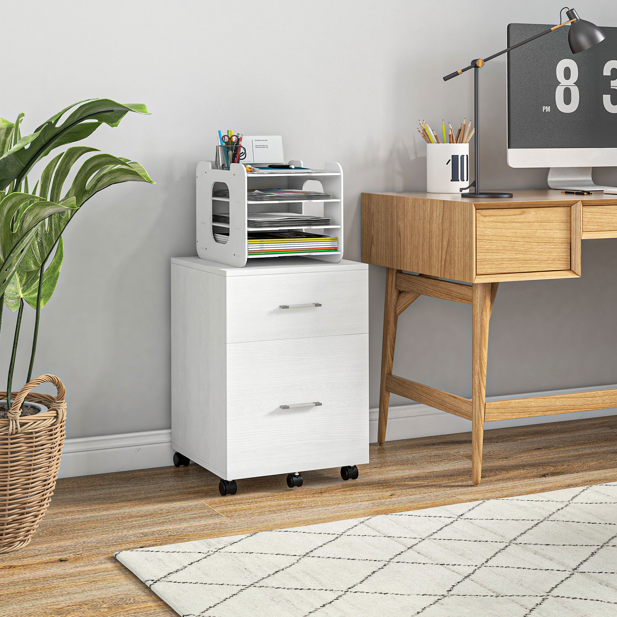 Un archivador blanco con organizador de papel junto a un escritorio de madera.