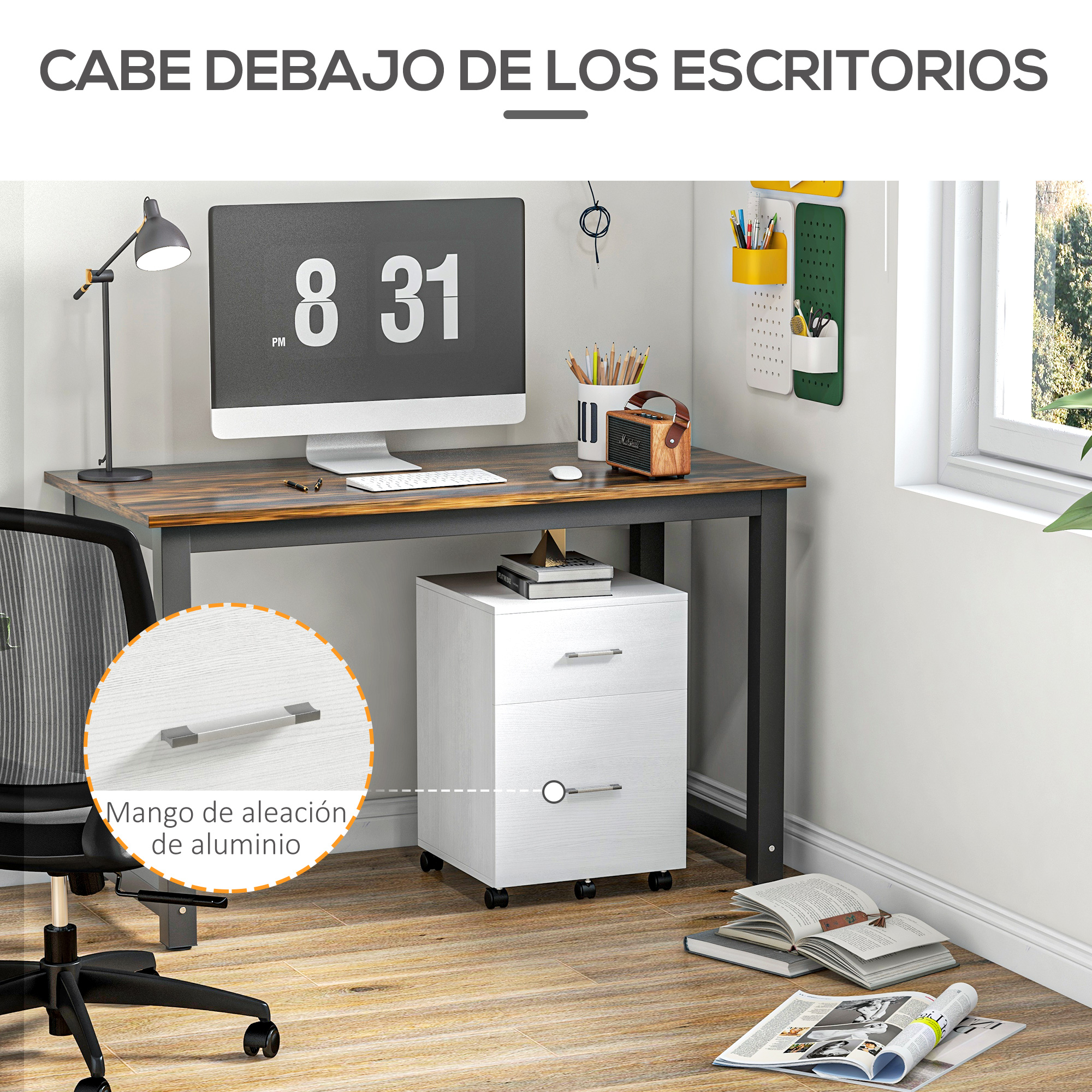 Un escritorio con computadora, archivador y silla de oficina. Hay libros en el suelo.