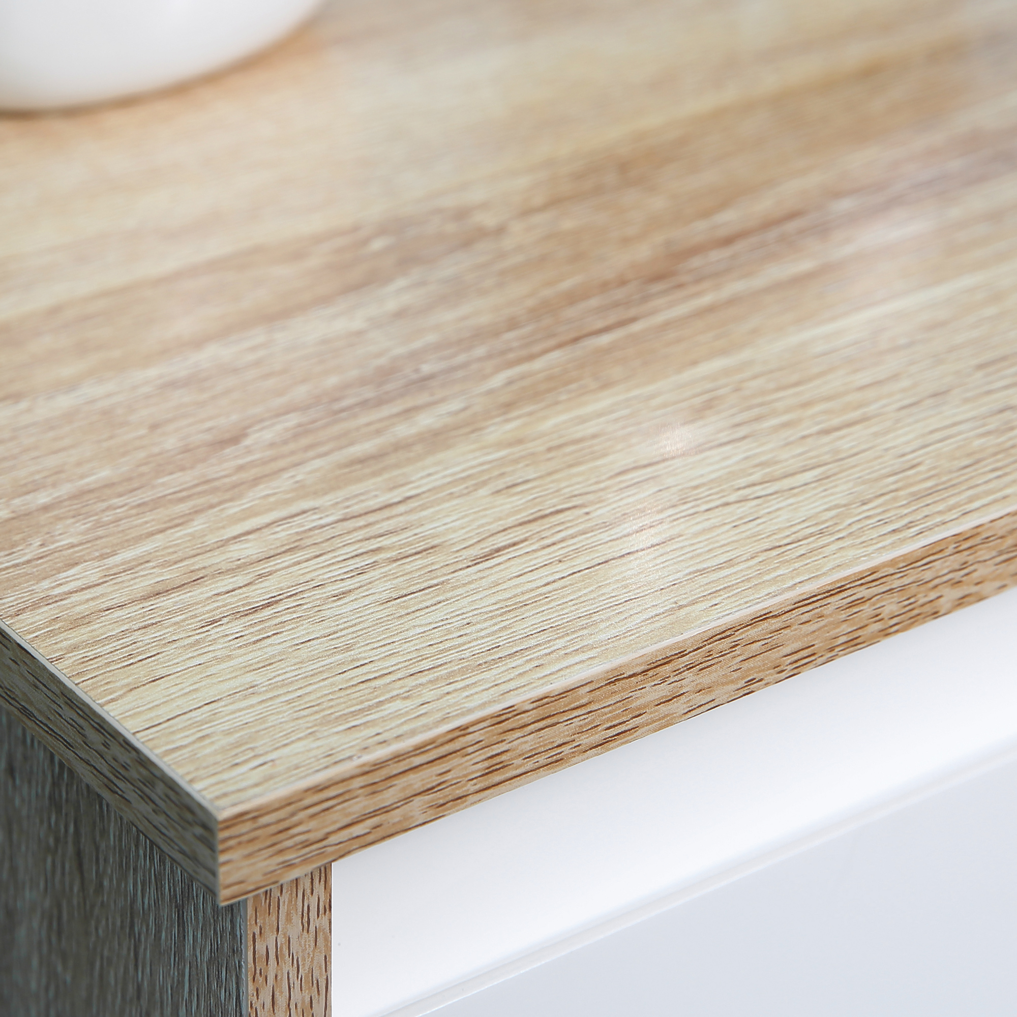 Primer plano de veta de madera sobre una superficie clara.