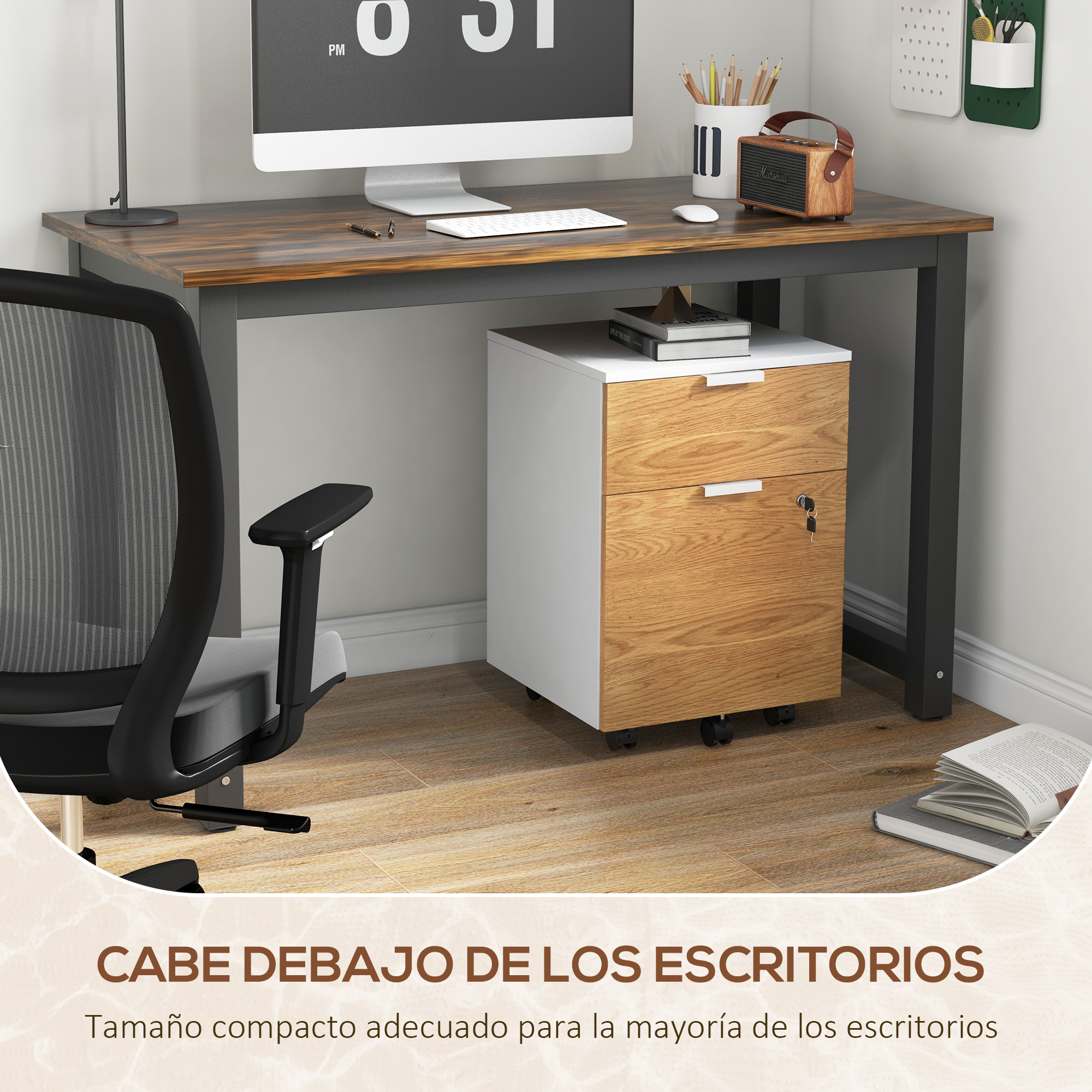 Escritorio con computadora, teclado, mouse, altavoz, portalápices y silla.