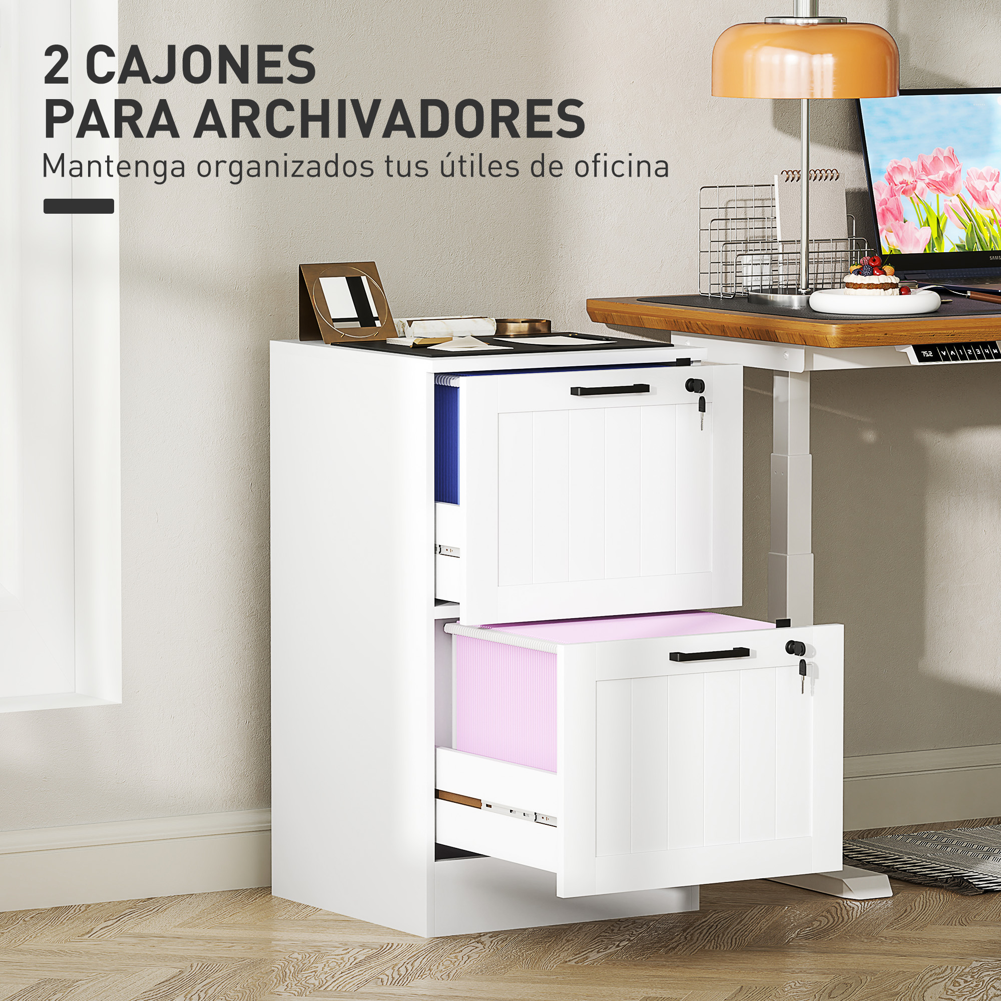 Un archivador blanco de dos cajones se alza sobre un suelo de madera junto a un escritorio.