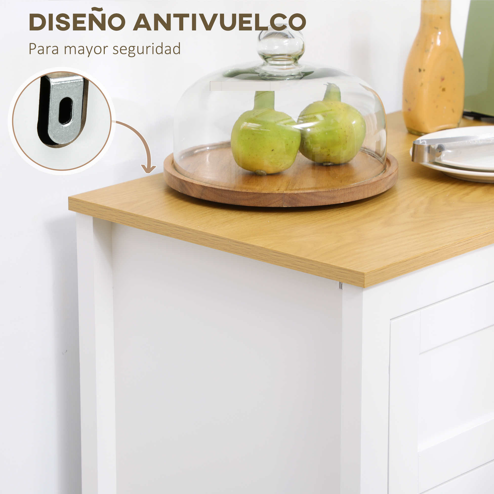 Diseño antivuelco con dos frutas verdes bajo una campana de cristal en plato de madera.