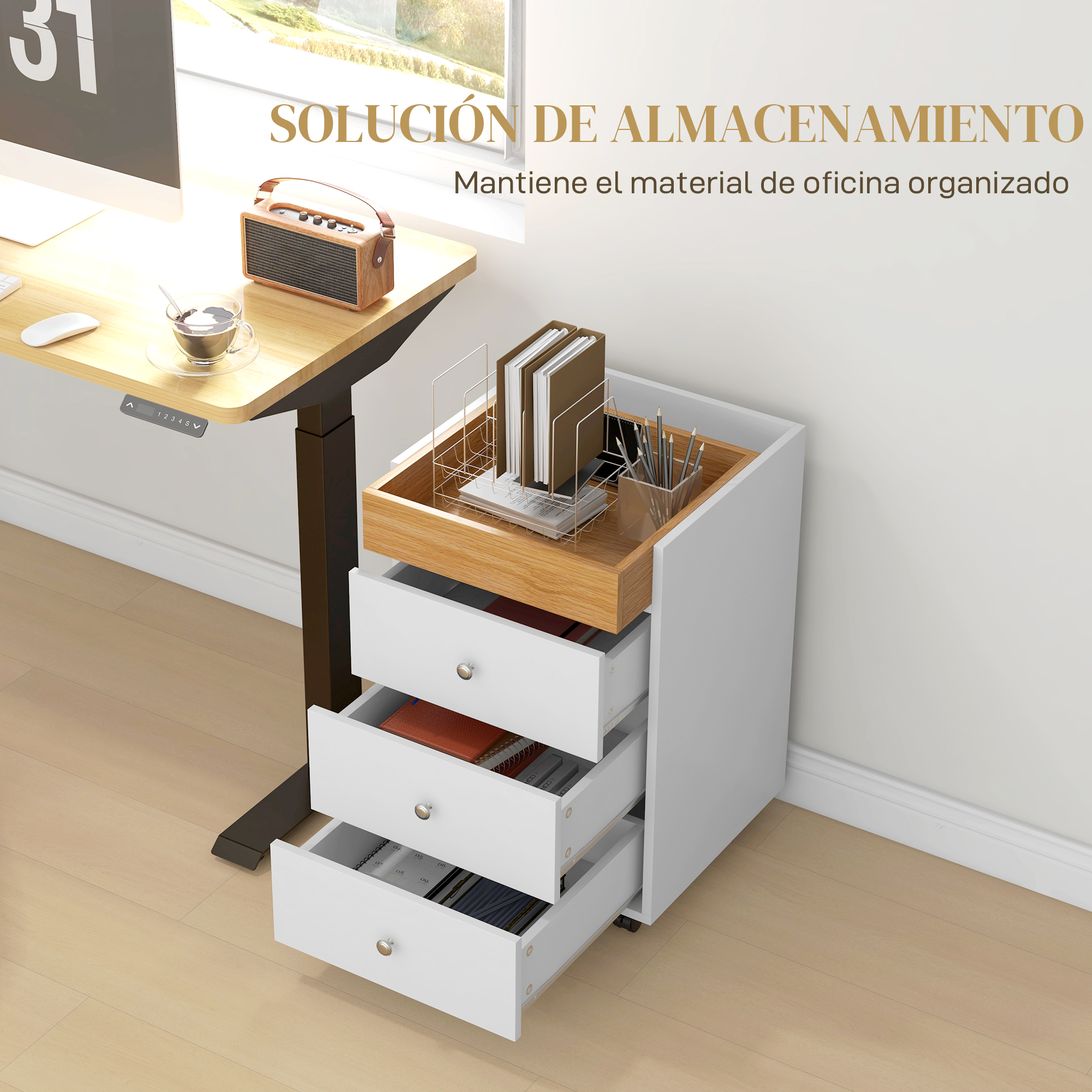Un escritorio con monitor, taza de café y radio de madera junto a un archivador blanco.