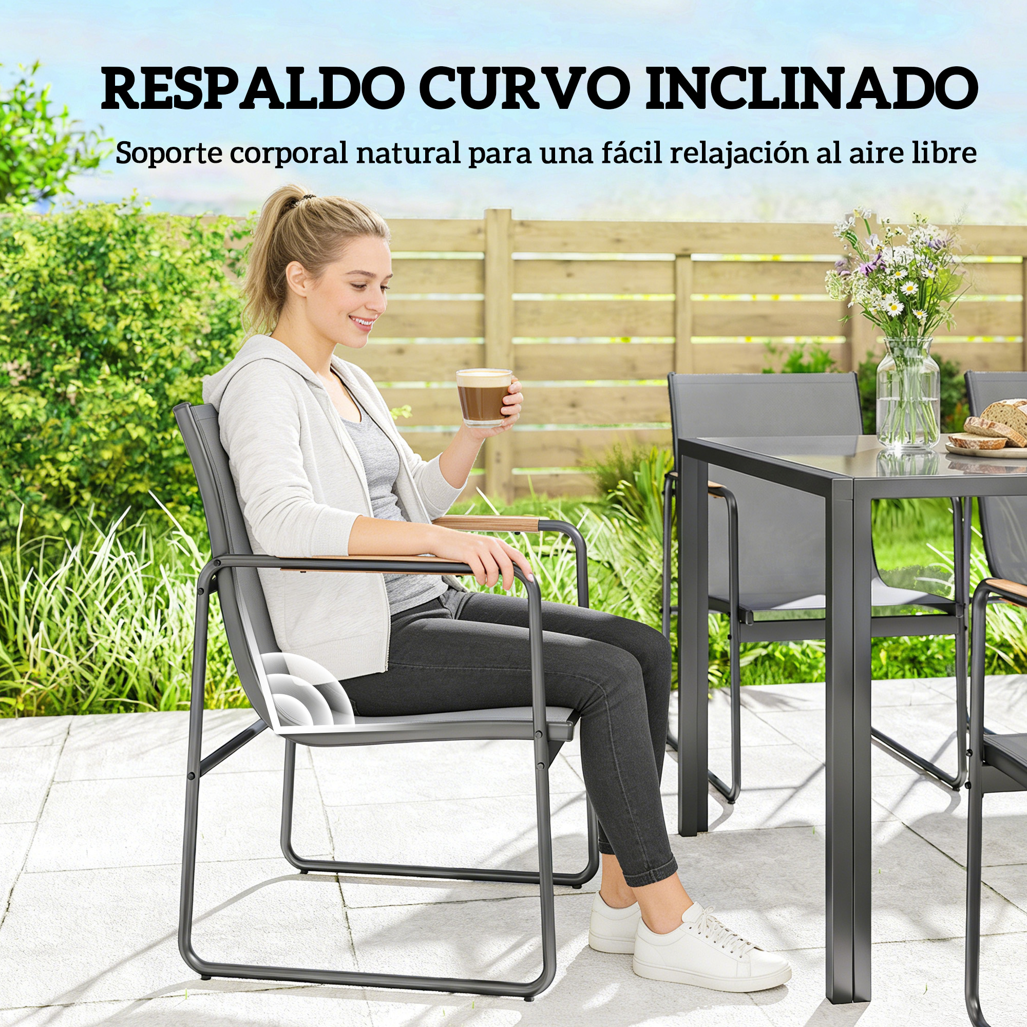 Mujer sentada al aire libre en silla gris, bebiendo café. Una mesa a su lado.