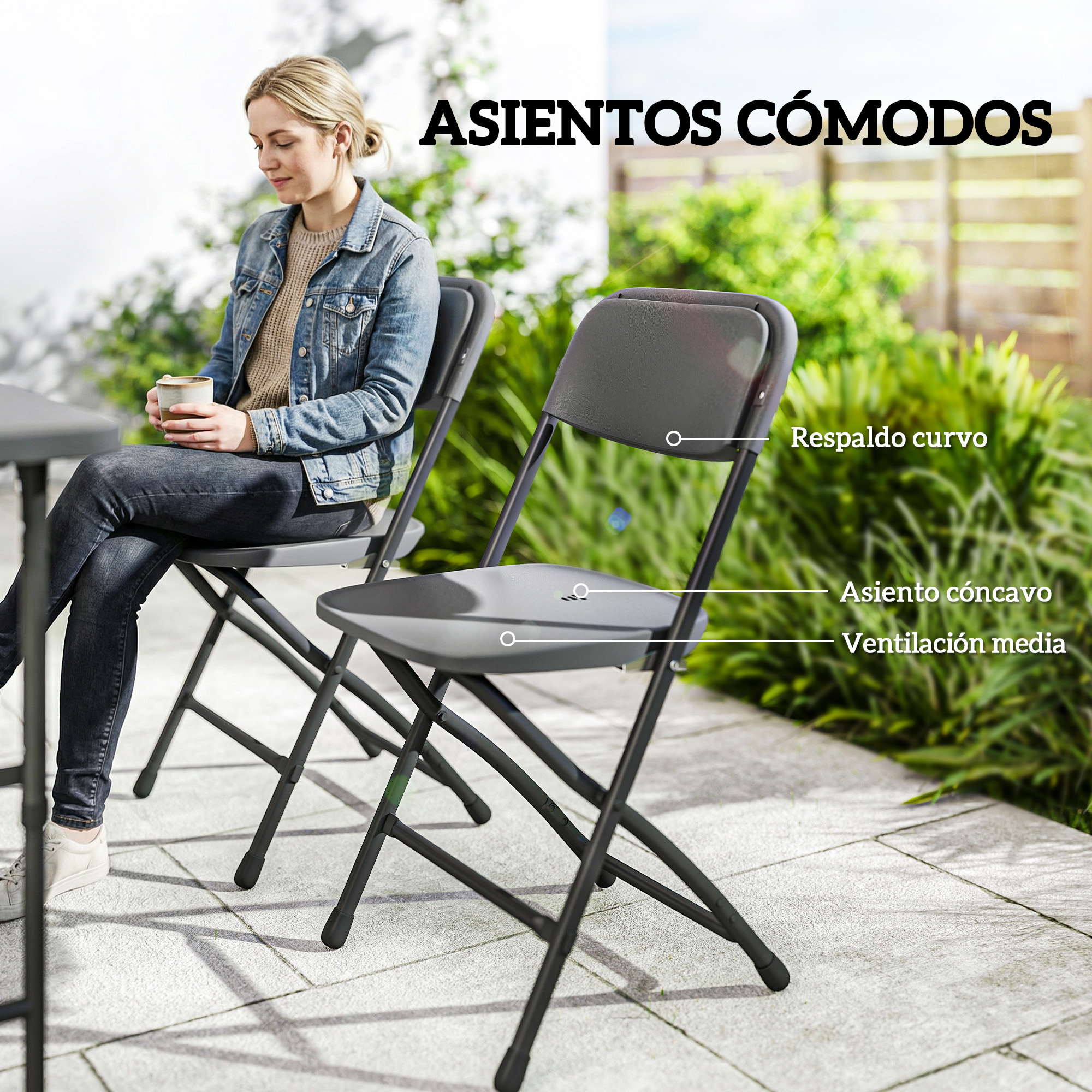 Mujer sentada en silla gris exterior, sosteniendo taza.