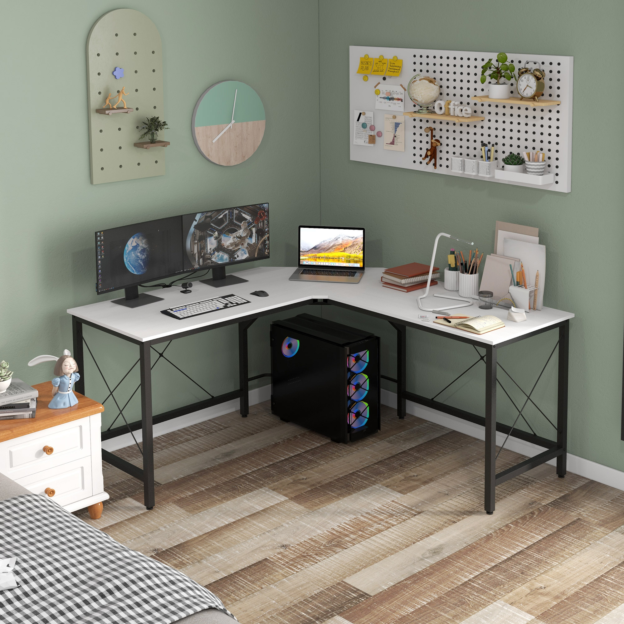 Un escritorio de esquina con dos monitores, una laptop, una PC y material de oficina.