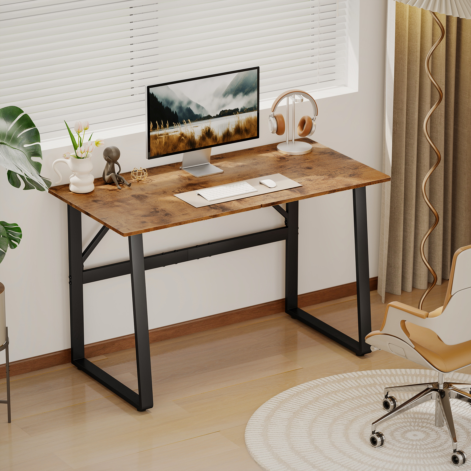 Un escritorio de madera con ordenador, auriculares y decoración está junto a una ventana.