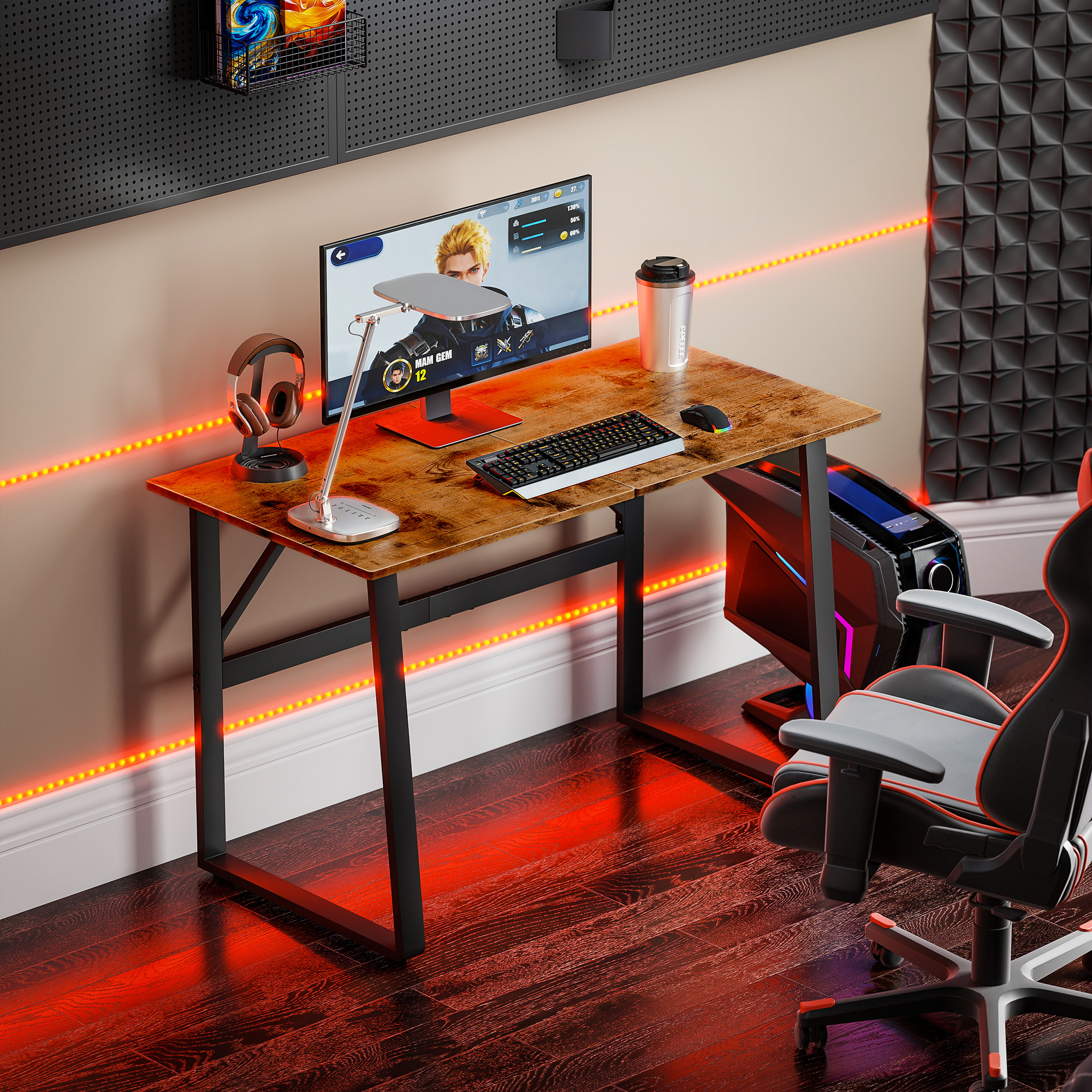Un escritorio con PC, monitor, teclado, ratón, auriculares y taza.
