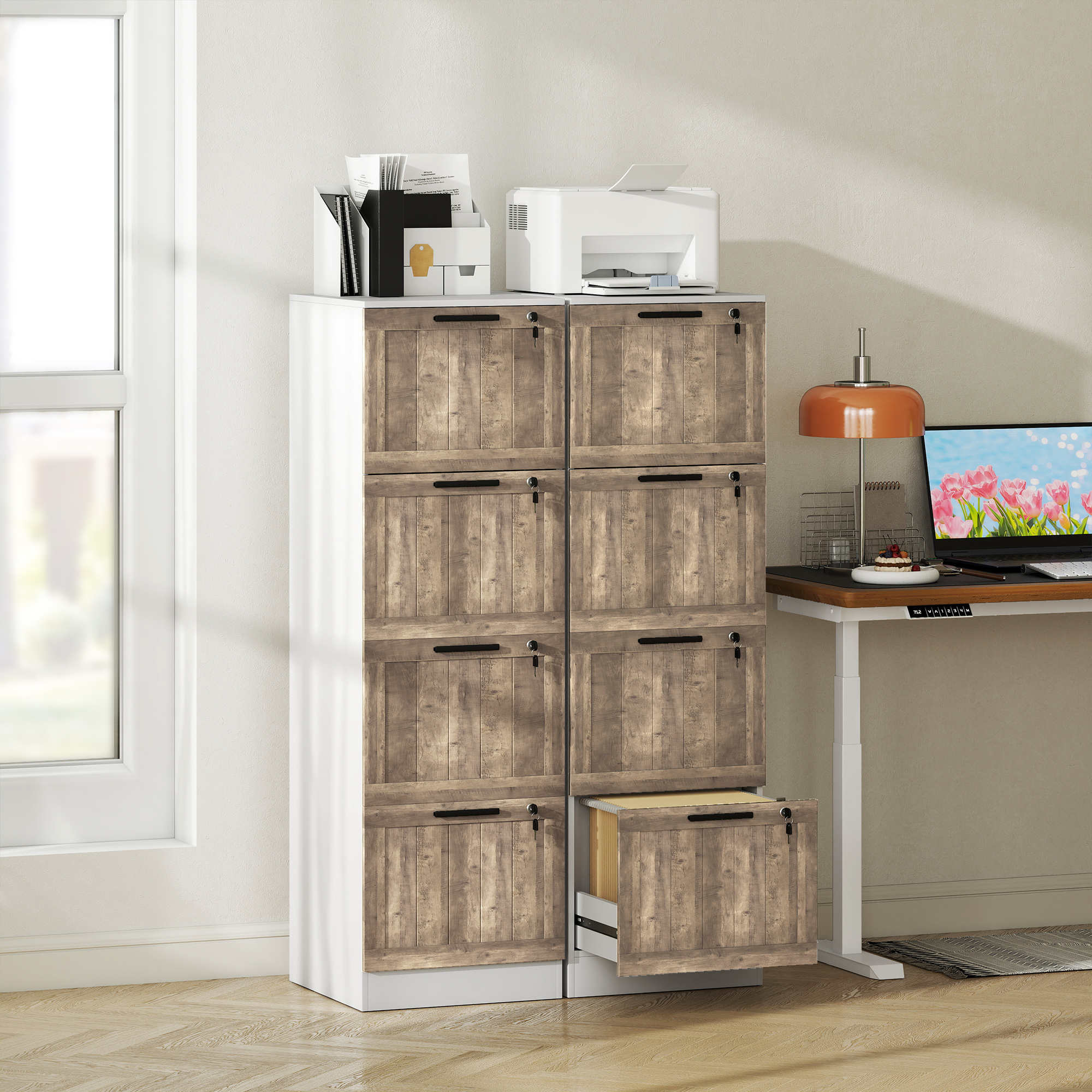 Un archivador con puertas de madera junto a un escritorio con portátil.