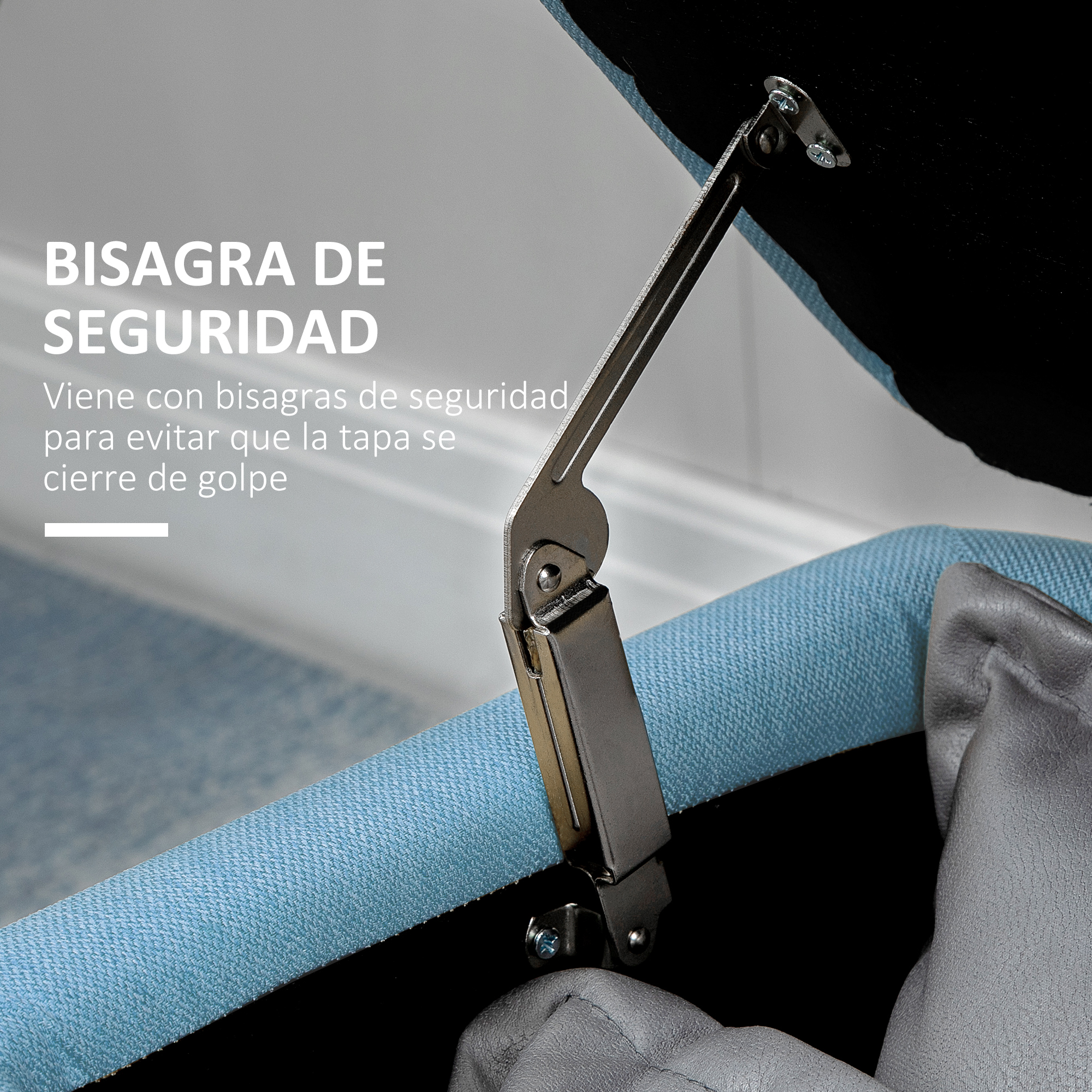 Un baúl azul con una bisagra de seguridad plateada.