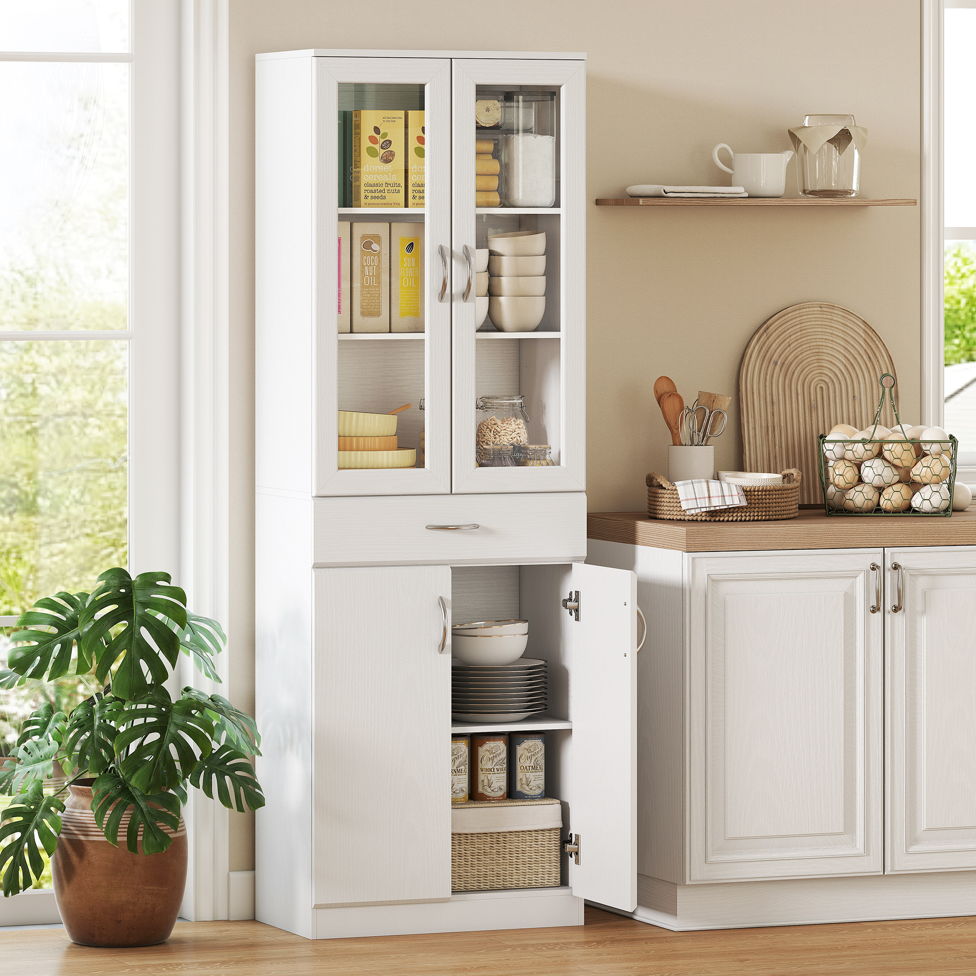 Un mobile da cucina bianco con ante in vetro, riempito con cibo e piatti.