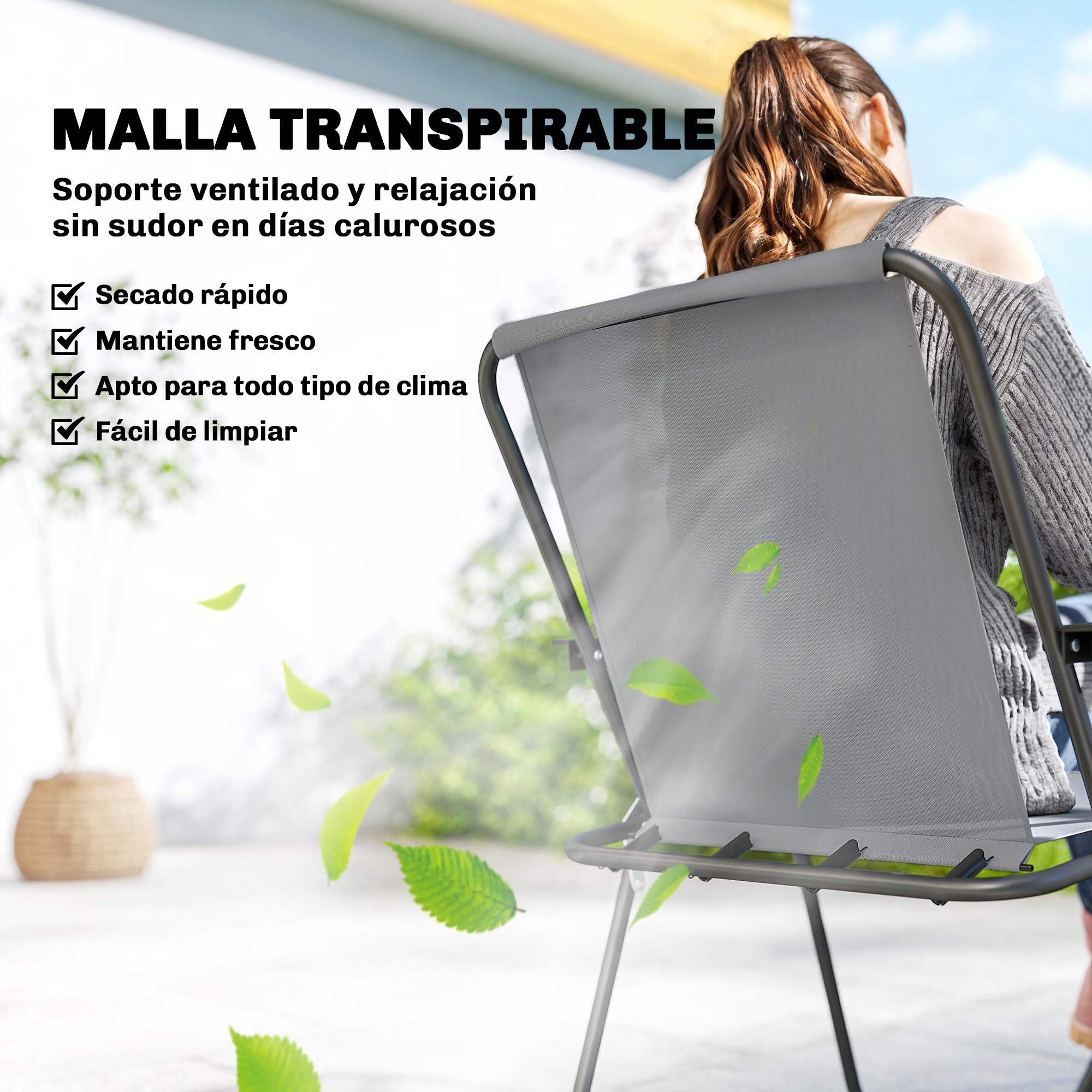 Una mujer sentada en una silla de malla gris al aire libre; hojas verdes flotan.