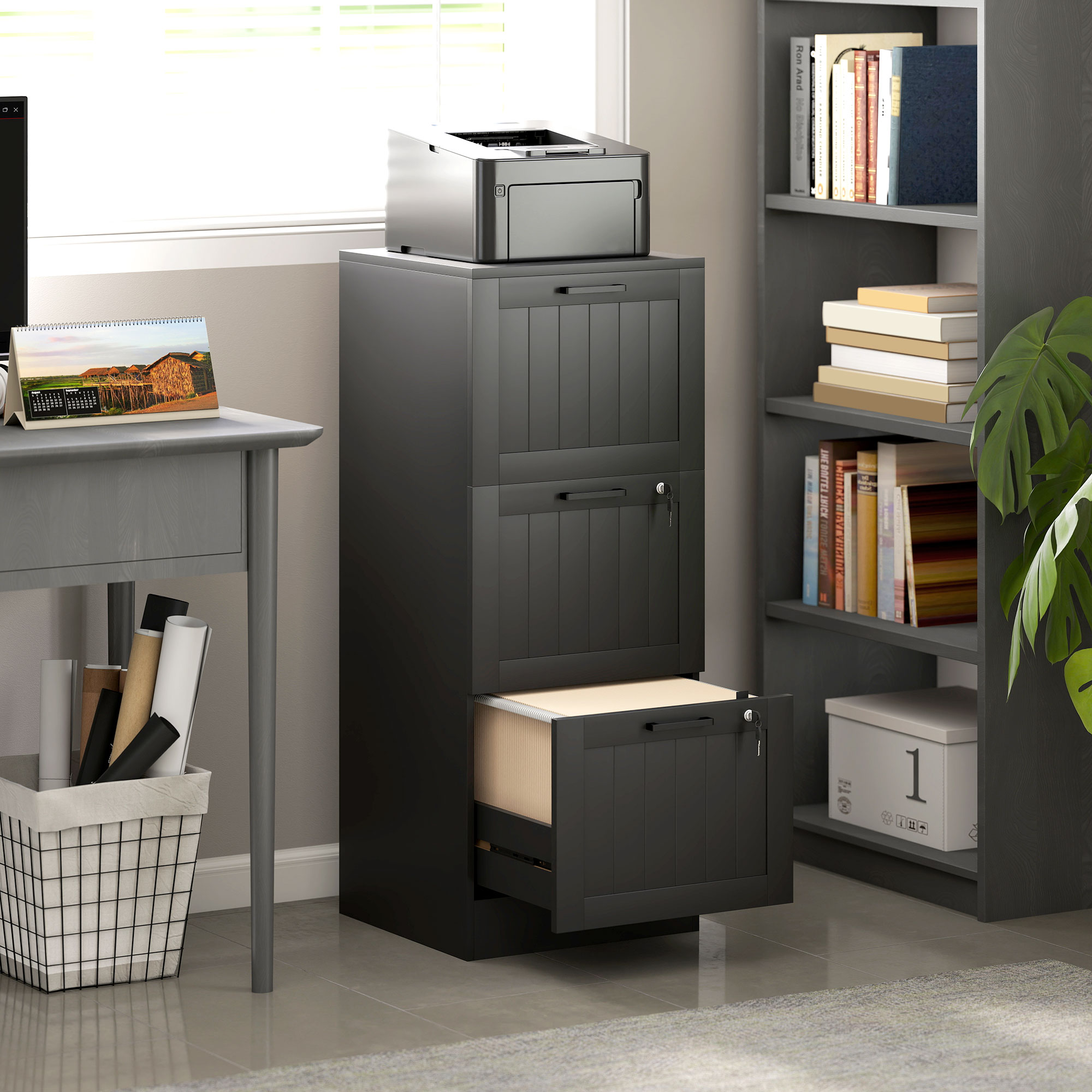 Escena de oficina con archivador negro, impresora, escritorio, libros y planta.
