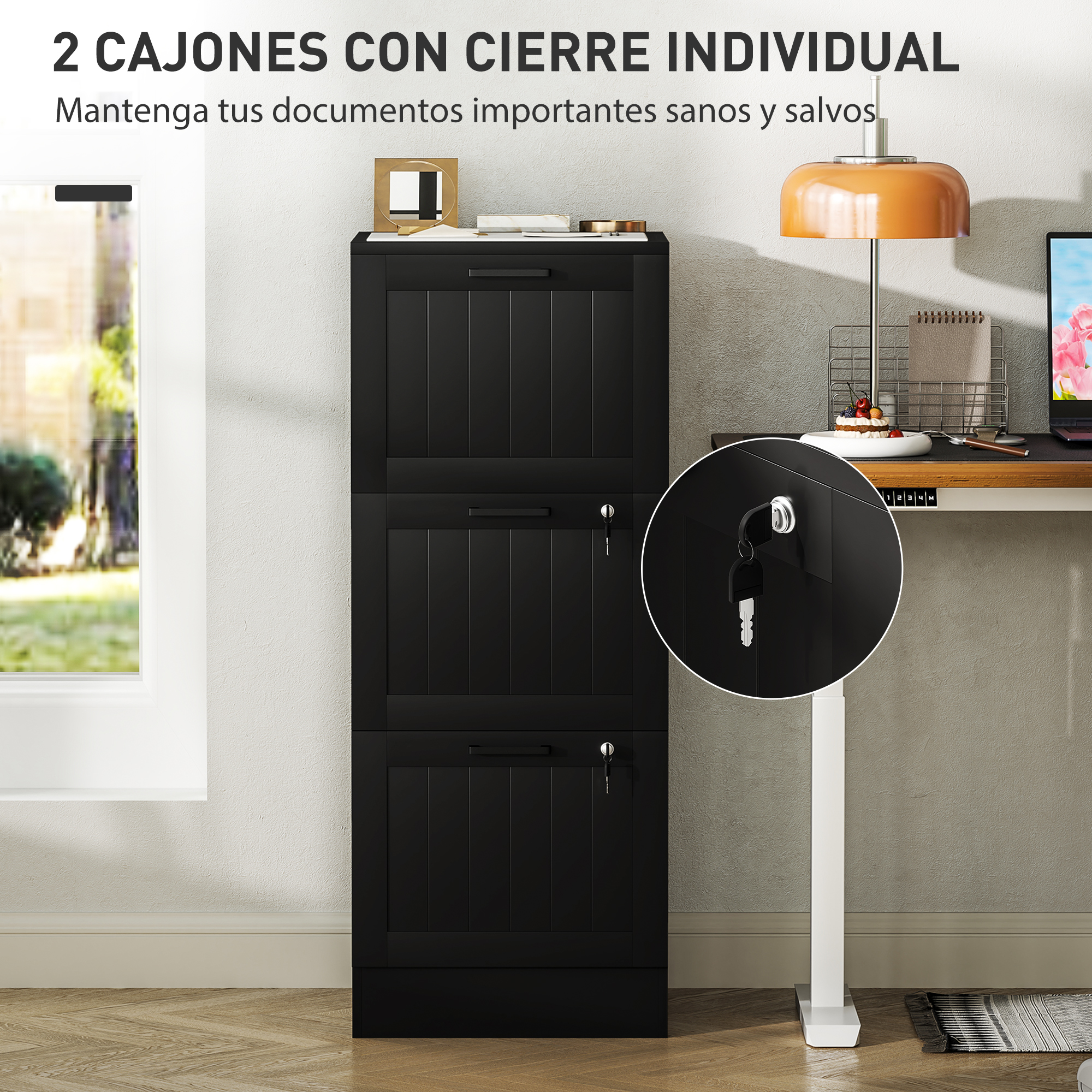 Archivador negro de tres cajones con llaves en las cerraduras. Escritorio con lámpara y monitor.