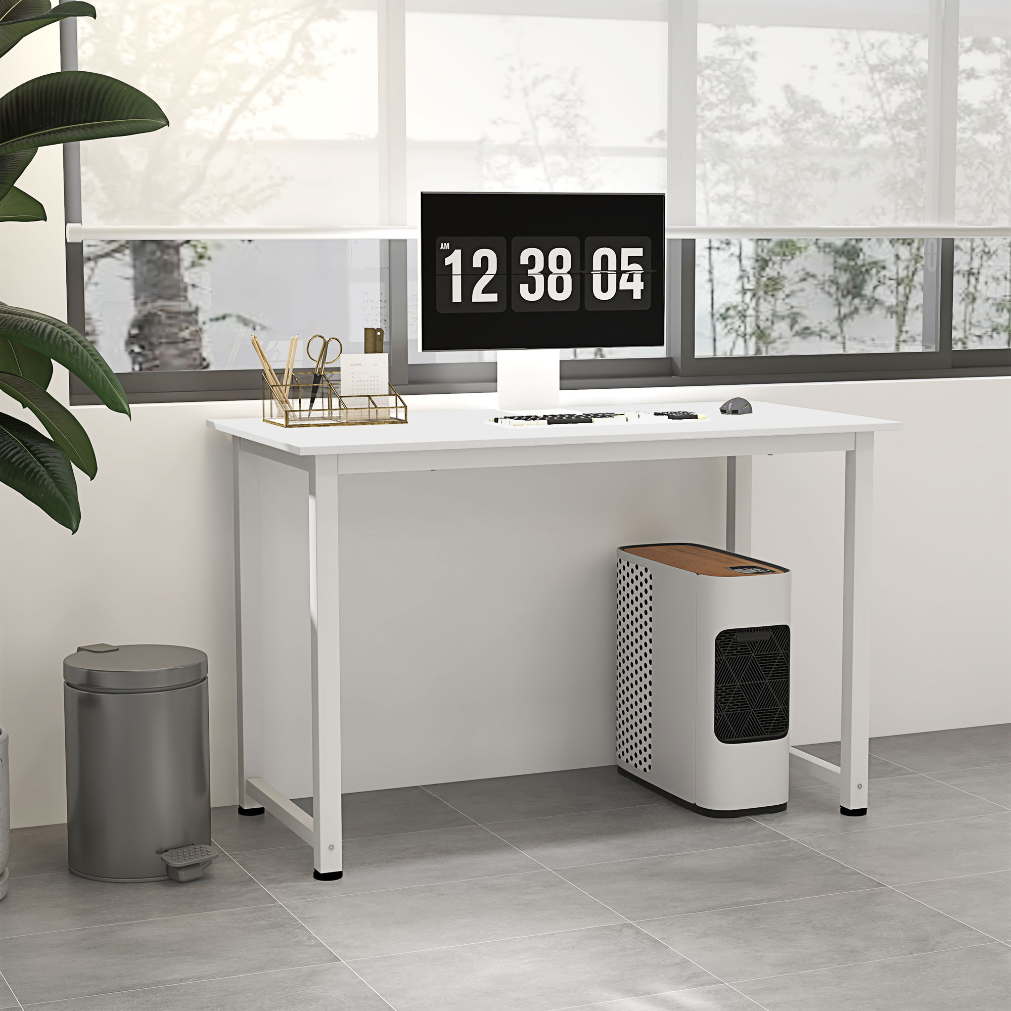 Un escritorio blanco con una computadora que muestra un reloj marcando las 12:38:05.