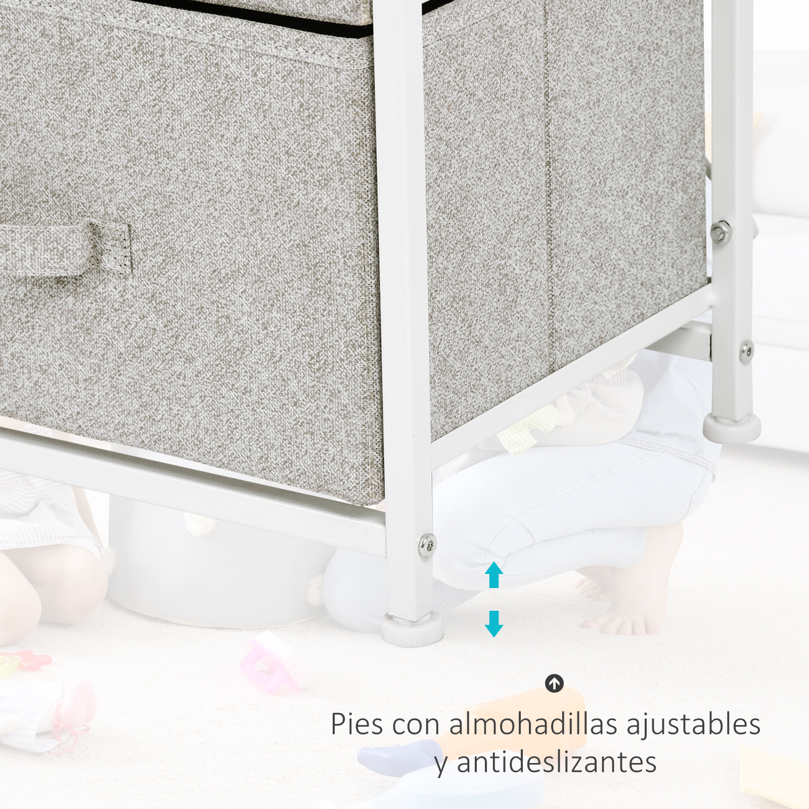 Mueble de tela gris con patas de metal blanco. Juguetes en el suelo.