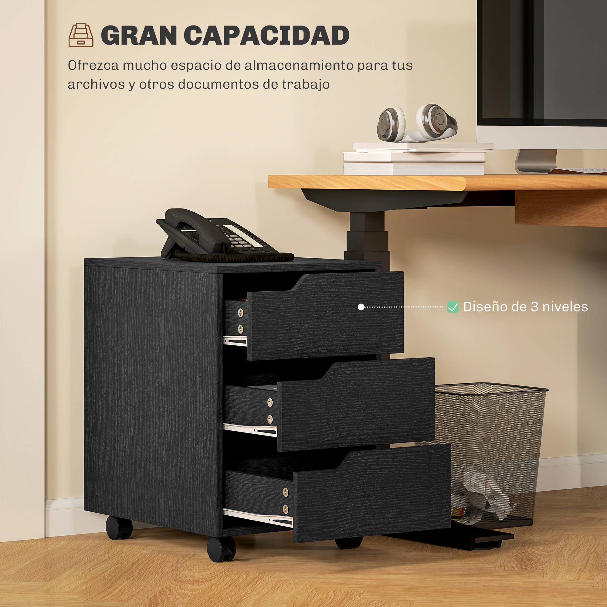 Gabinete negro de tres cajones debajo de un escritorio con un bote de basura al lado.